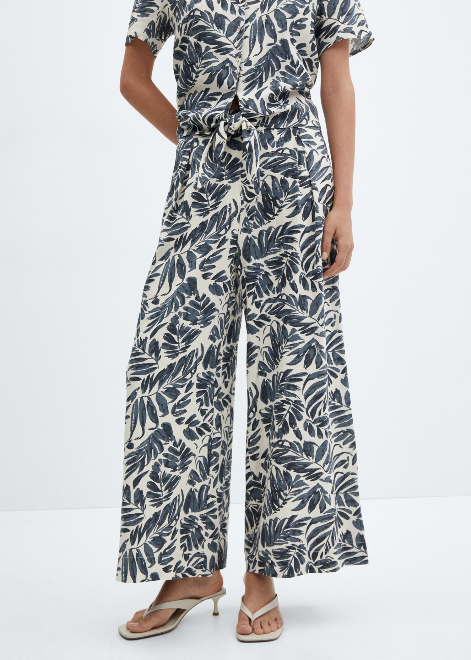 Pantaloni de in cu imprimeu tropical - Plan mediu