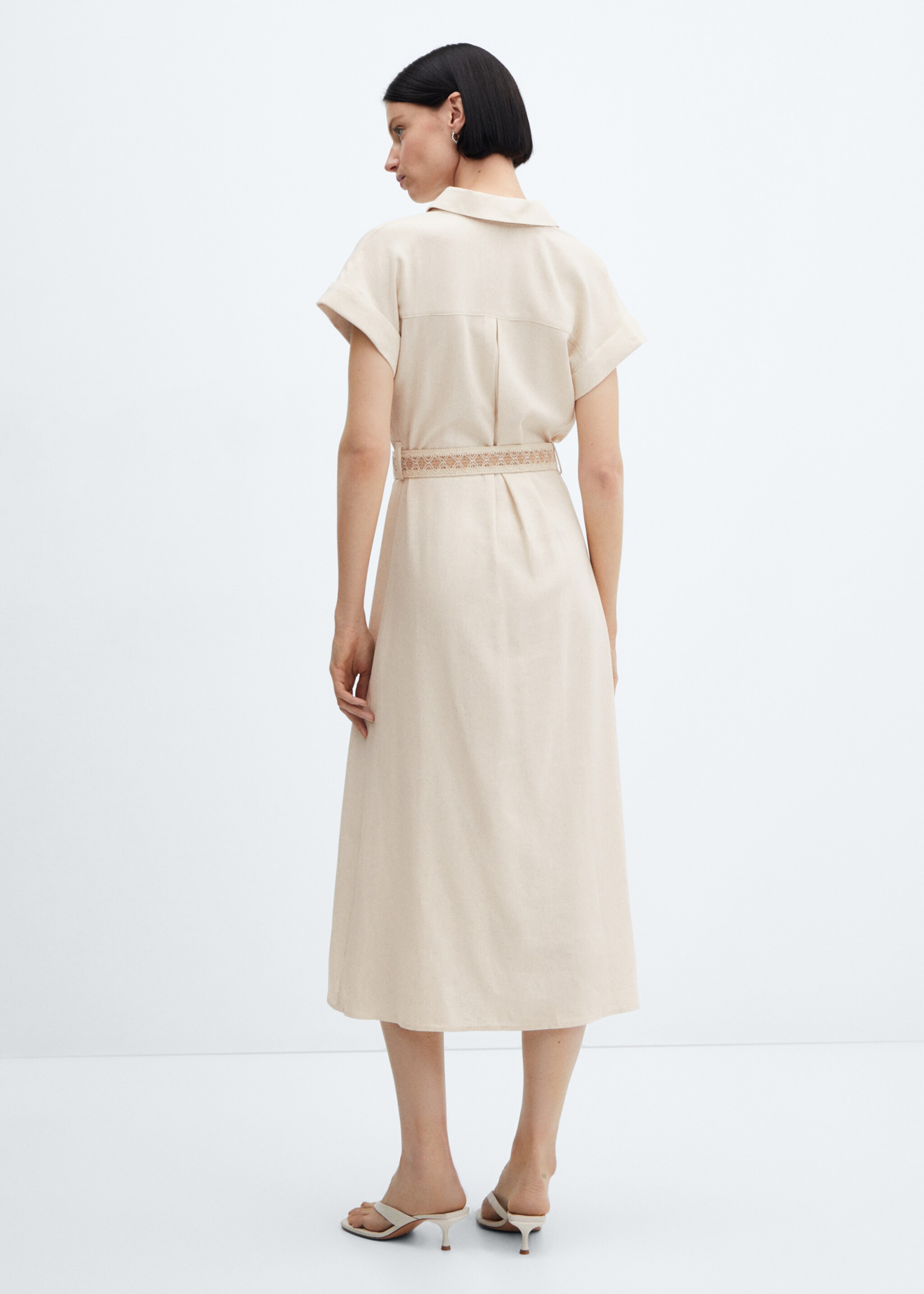 Hemdkleid mit Gürtel - Rückseite des Artikels