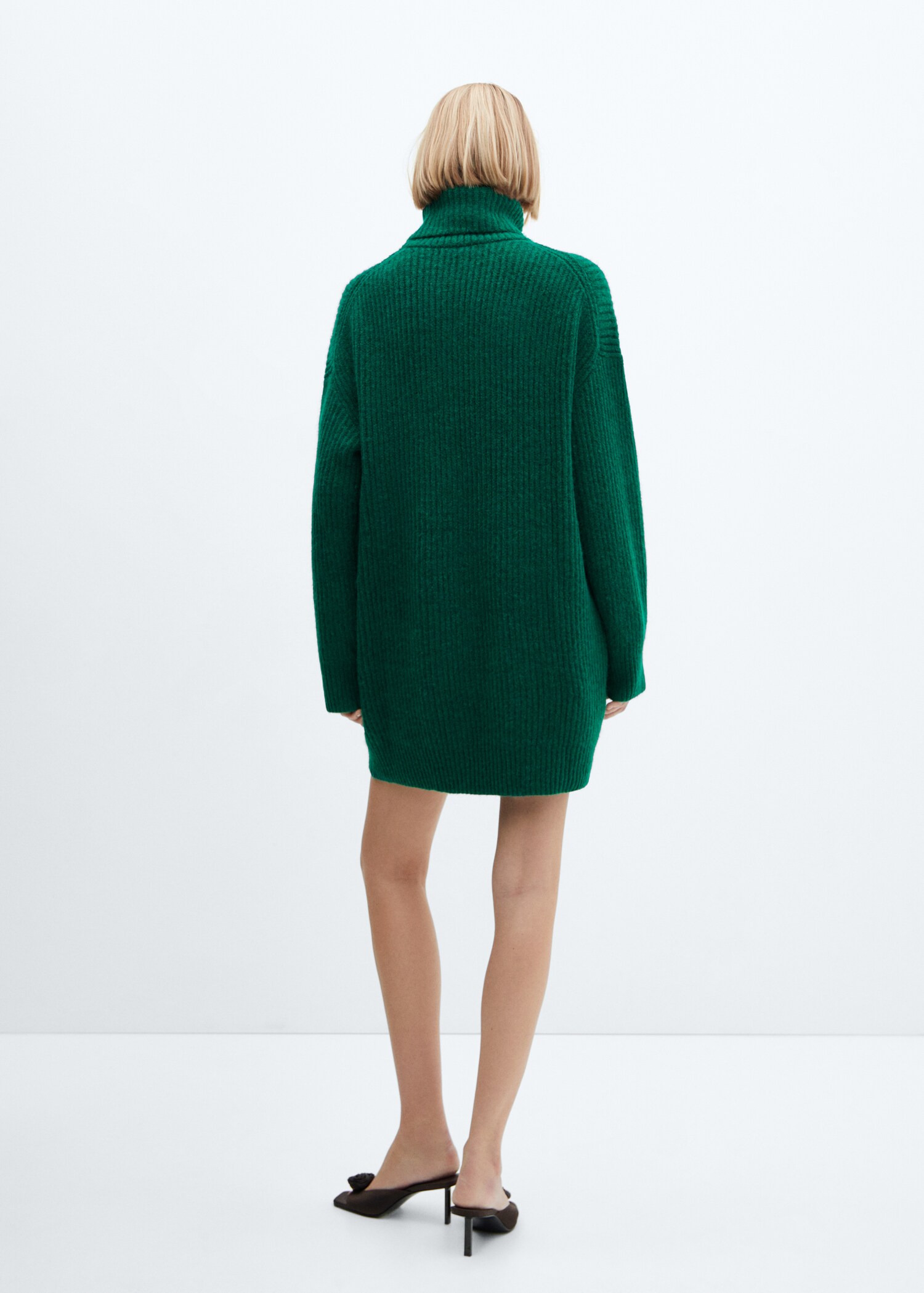 Rippkleid mit Rollkragen - Rückseite des Artikels