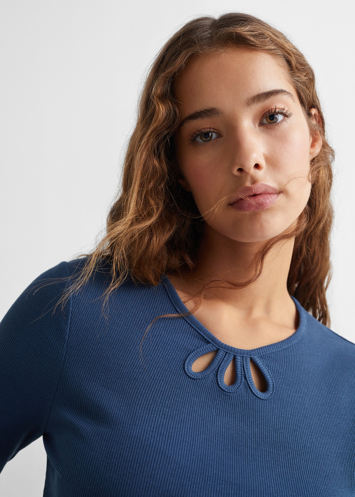 Long-sleeve t-shirt with cut-out - Details of the article 1
