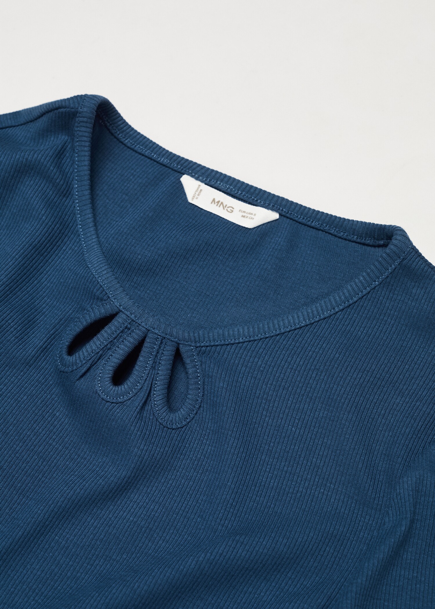 Long-sleeve t-shirt with cut-out - Details of the article 8