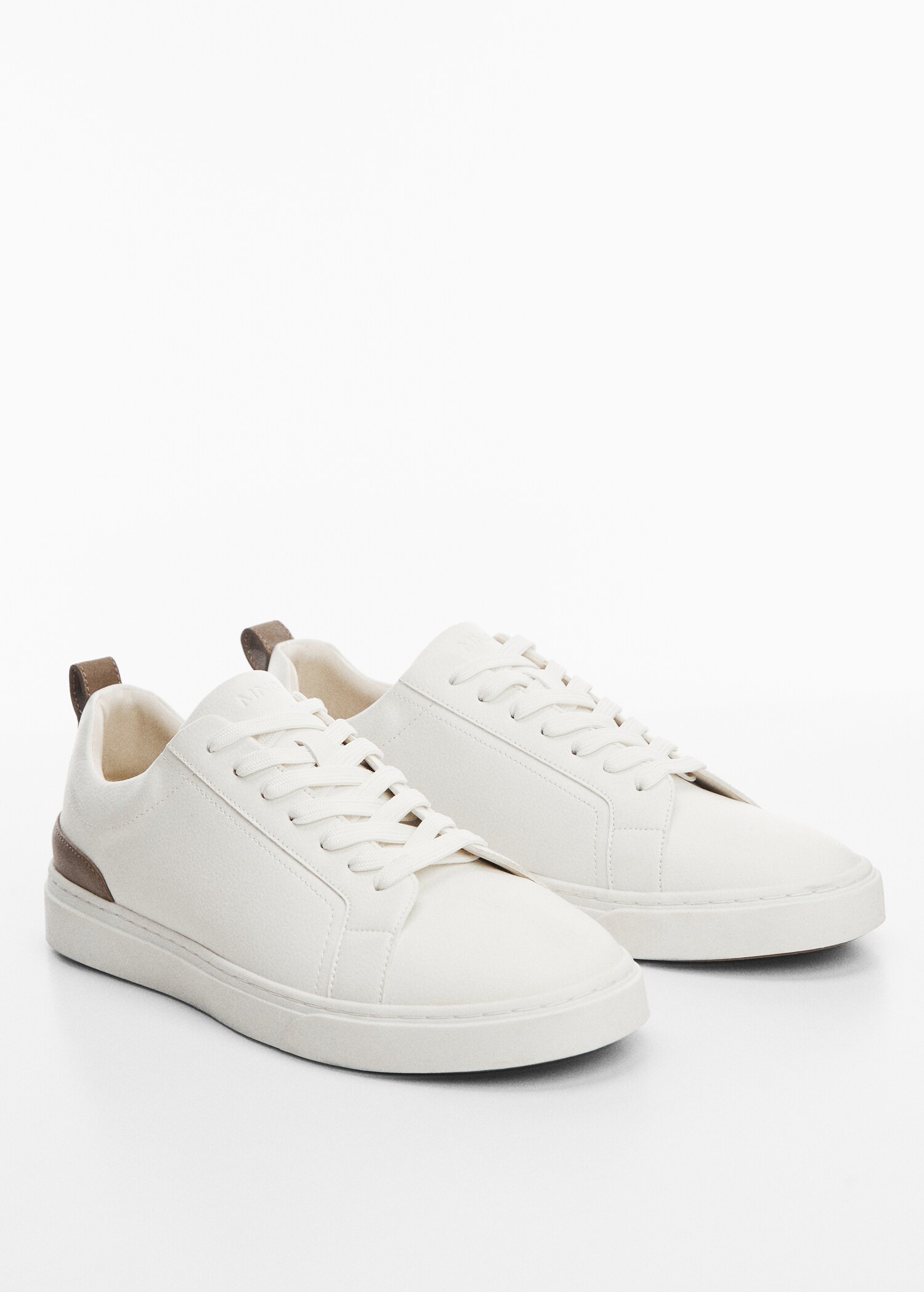 Scarpe sportive con applicazioni a contrasto - Piano medio