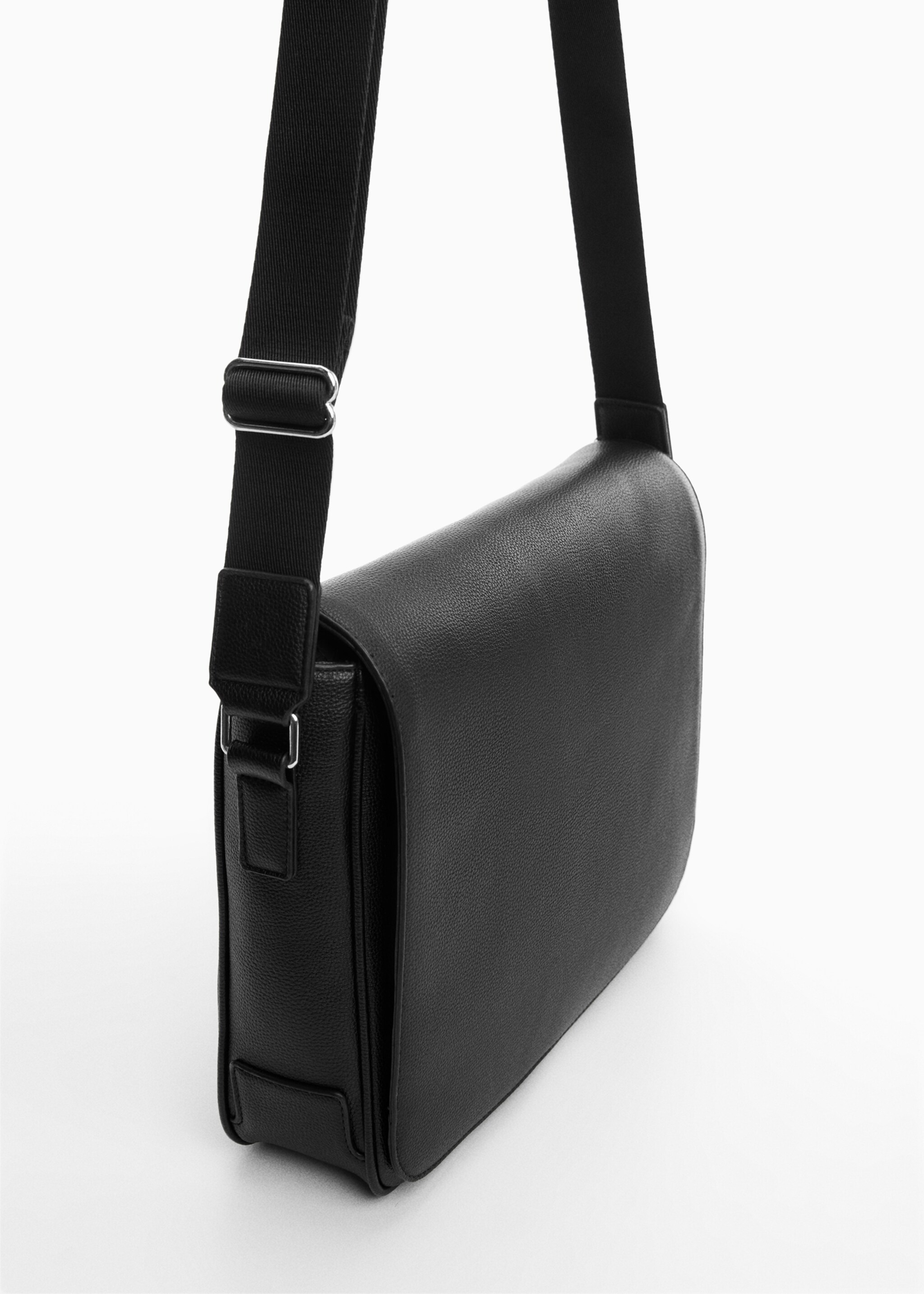 Geantă crossbody cu aspect de piele botalată - Plan mediu
