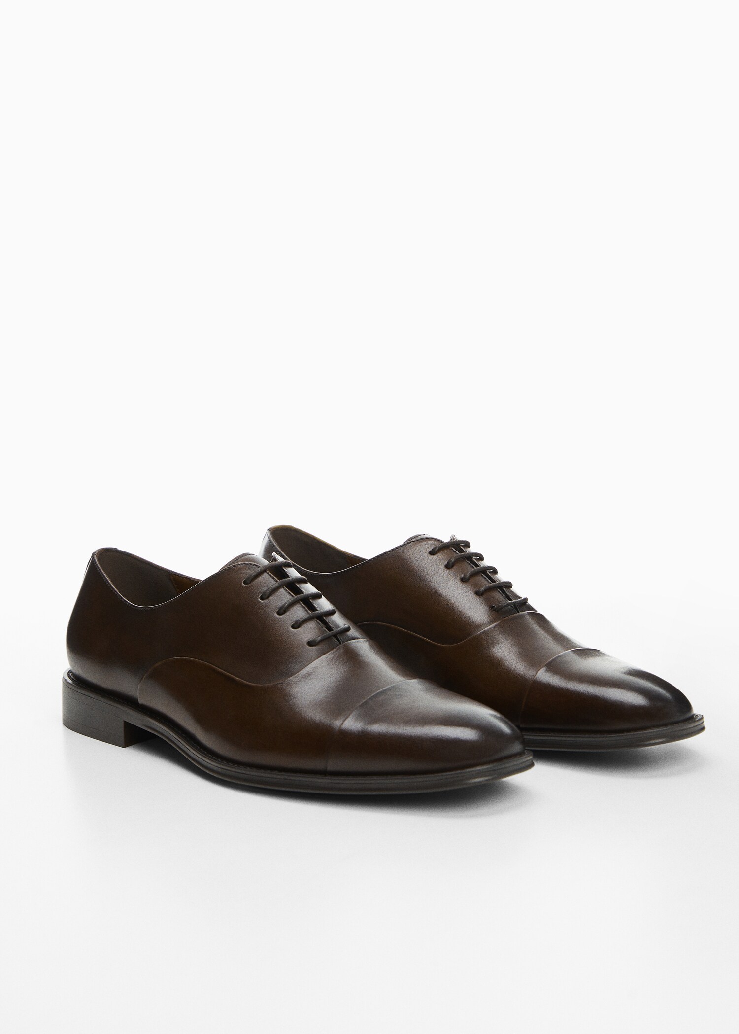 Chaussures costume cuir forme allongée - Plan moyen