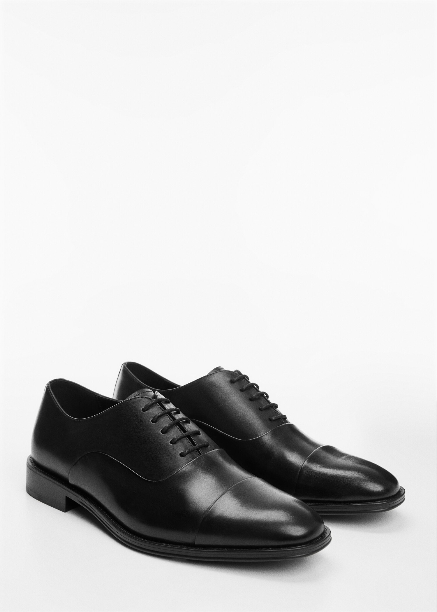 Chaussures costume cuir forme allongée - Plan moyen