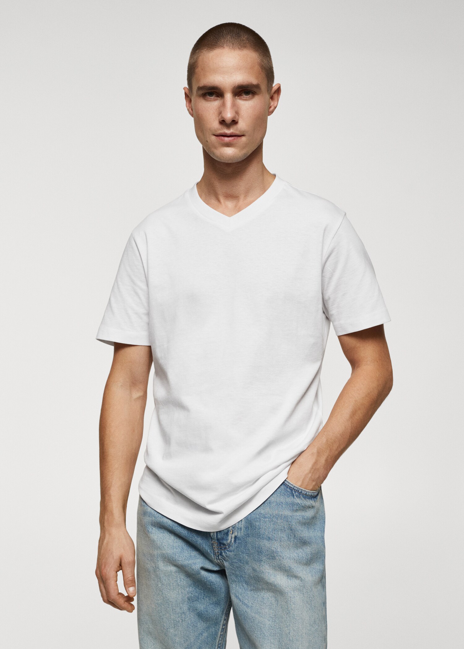 V-ringad t-shirt i bomull - Bild av mittparti