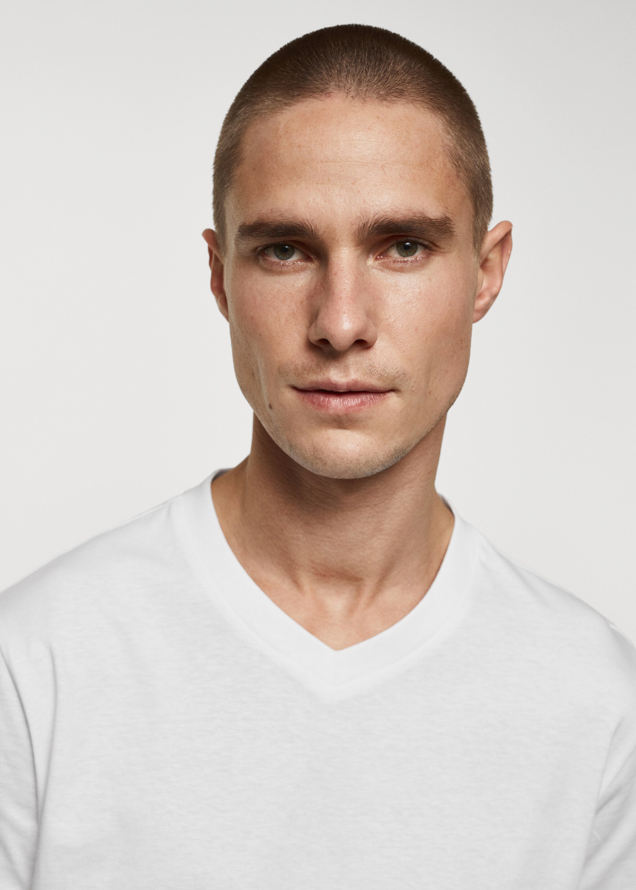 T-shirt basique coton col V - Détail de l'article 1, Blanc. Ref: 67090643-00.