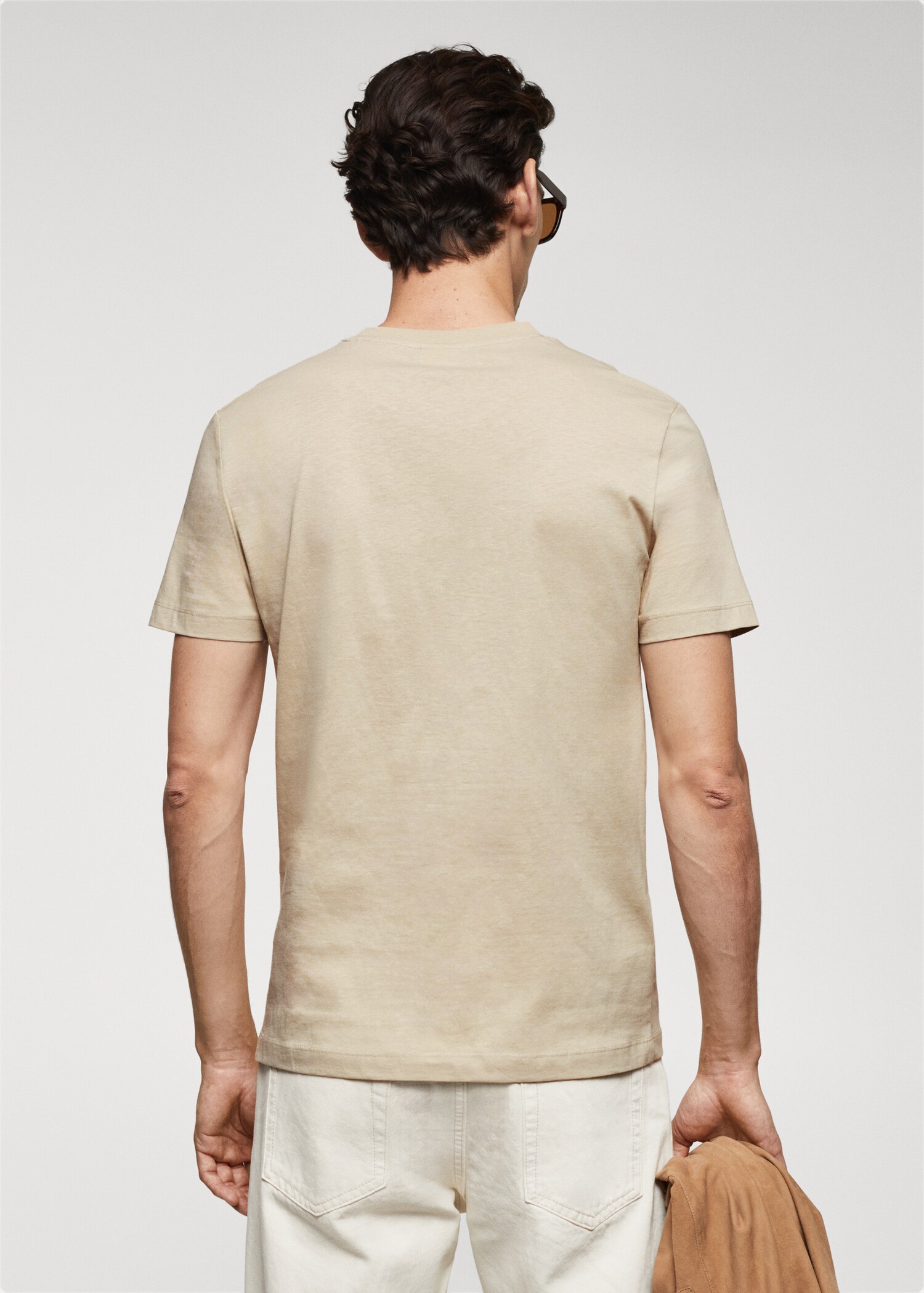 V-ringad t-shirt i bomull - Artikelns baksida