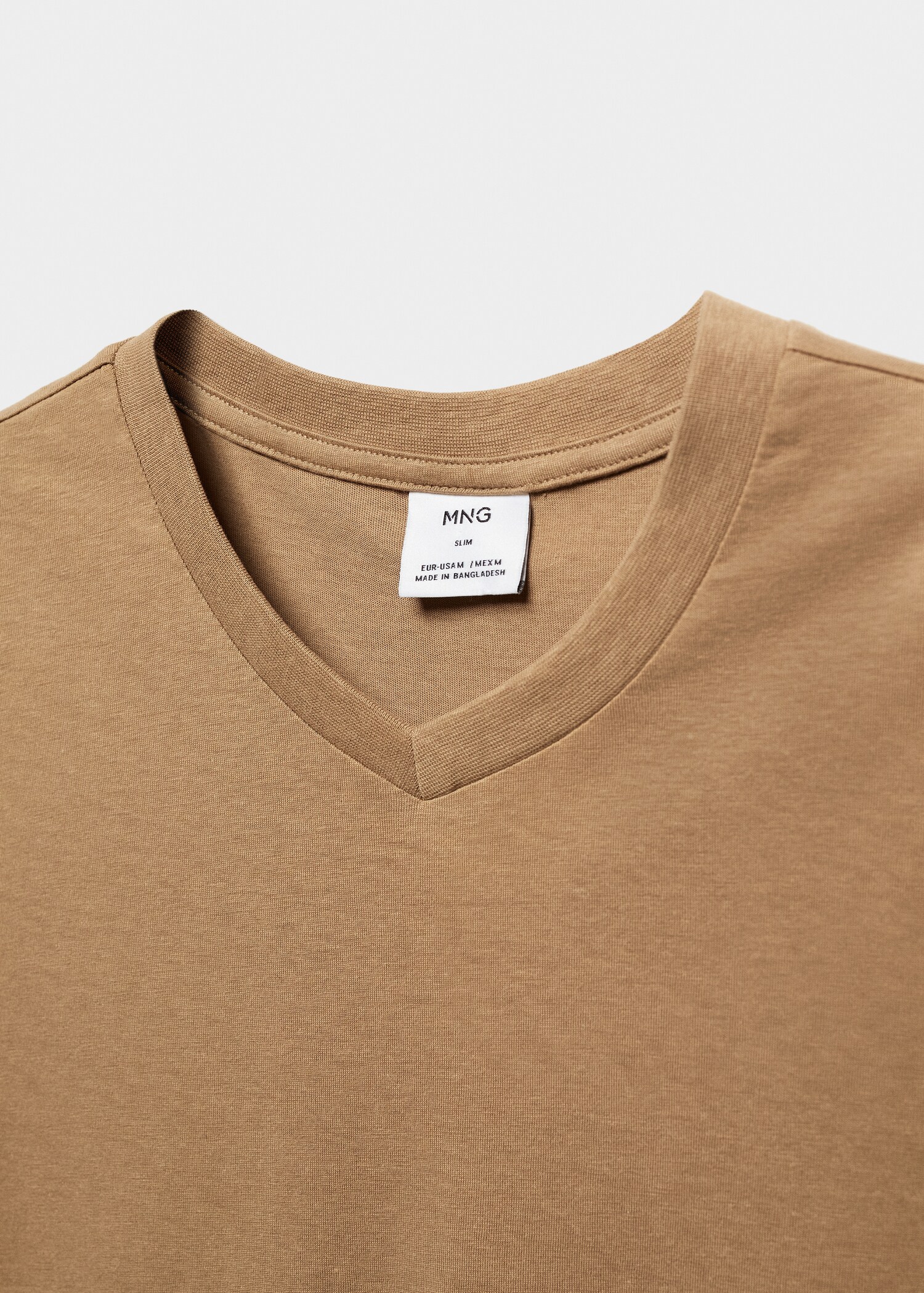 V-ringad t-shirt i bomull - Detaljer om artikeln 8