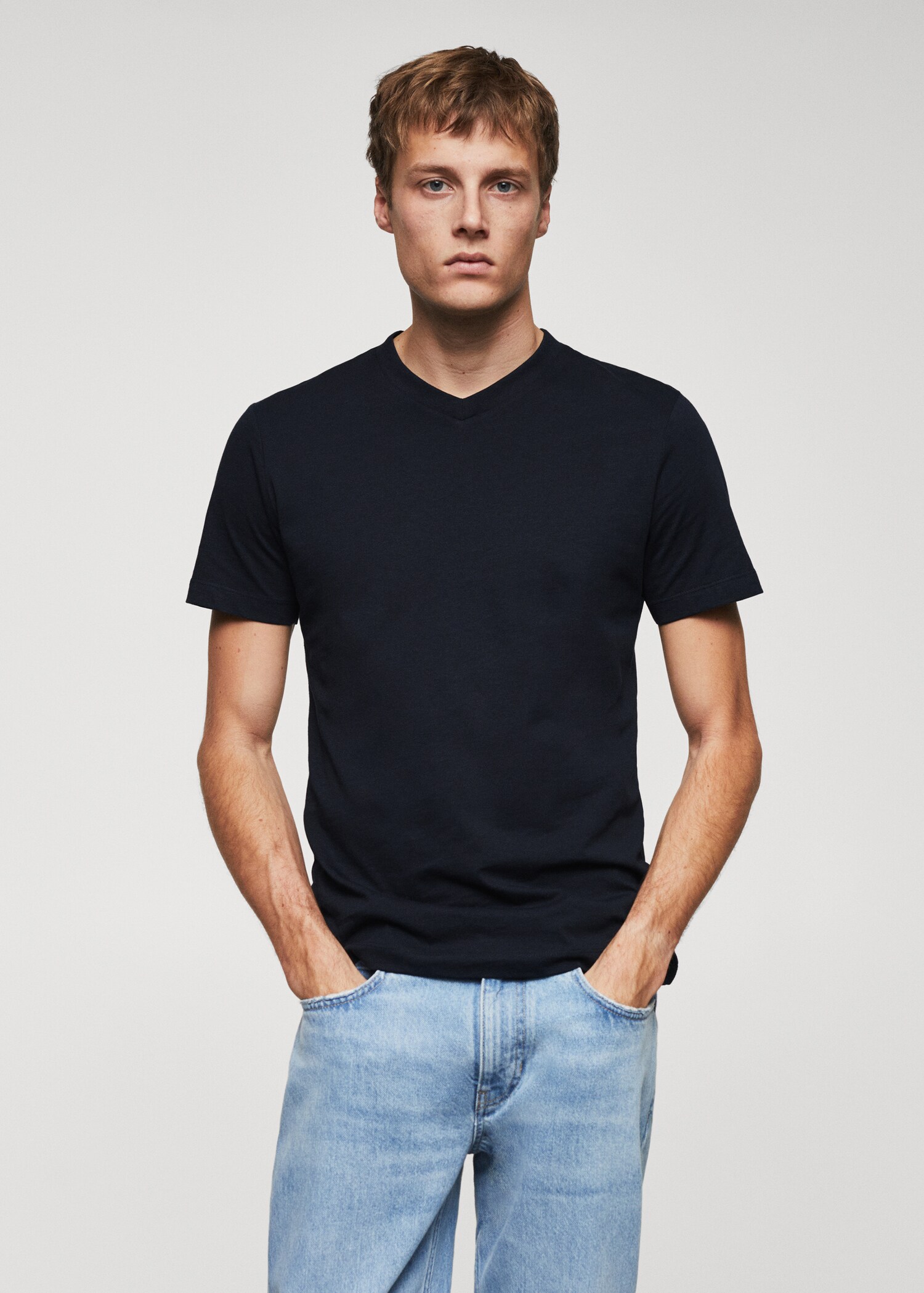 V-ringad t-shirt i bomull - Bild av mittparti