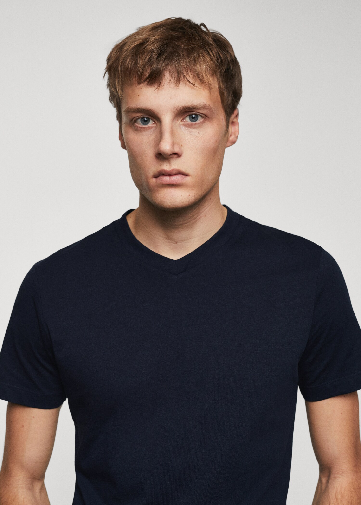 V-ringad t-shirt i bomull - Detaljer om artikeln 1