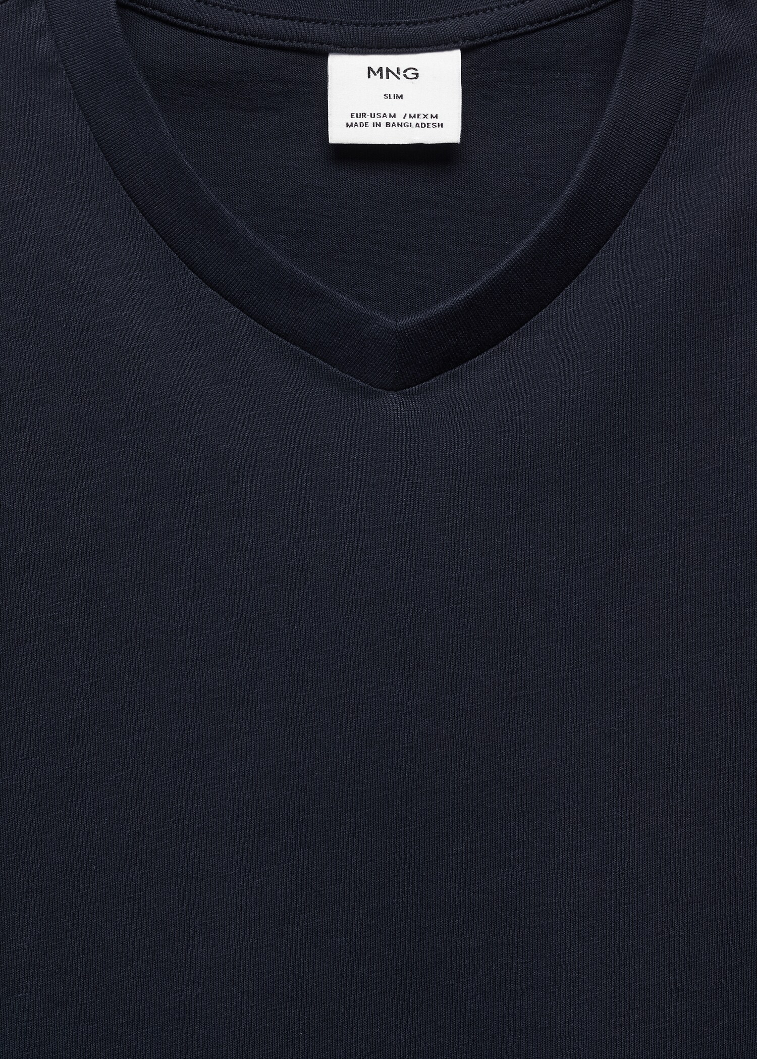 V-ringad t-shirt i bomull - Detaljer om artikeln 8