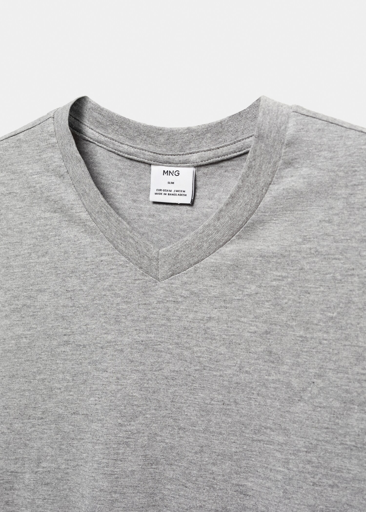 V-ringad t-shirt i bomull - Detaljer om artikeln 8