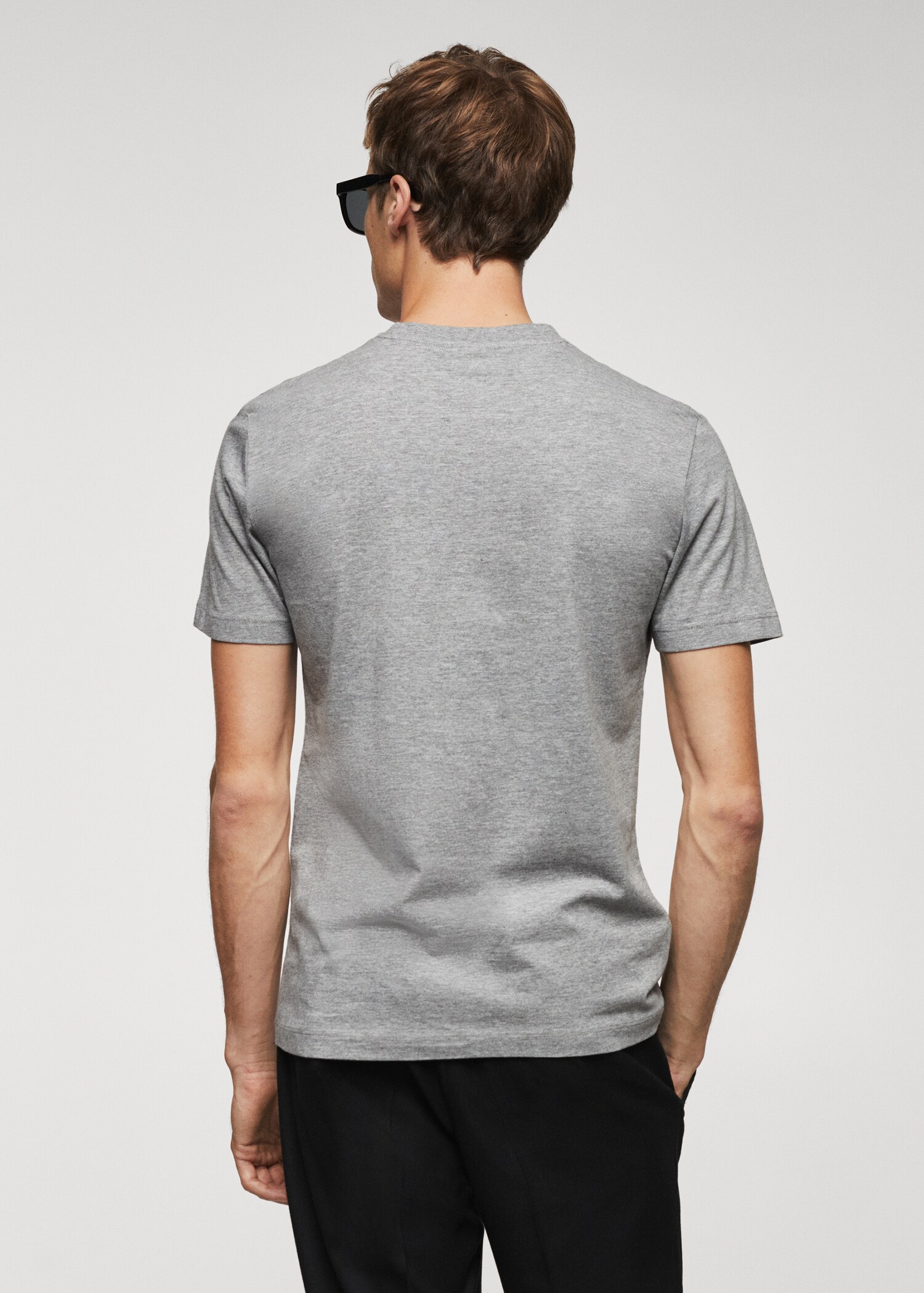 V-ringad t-shirt i bomull - Artikelns baksida
