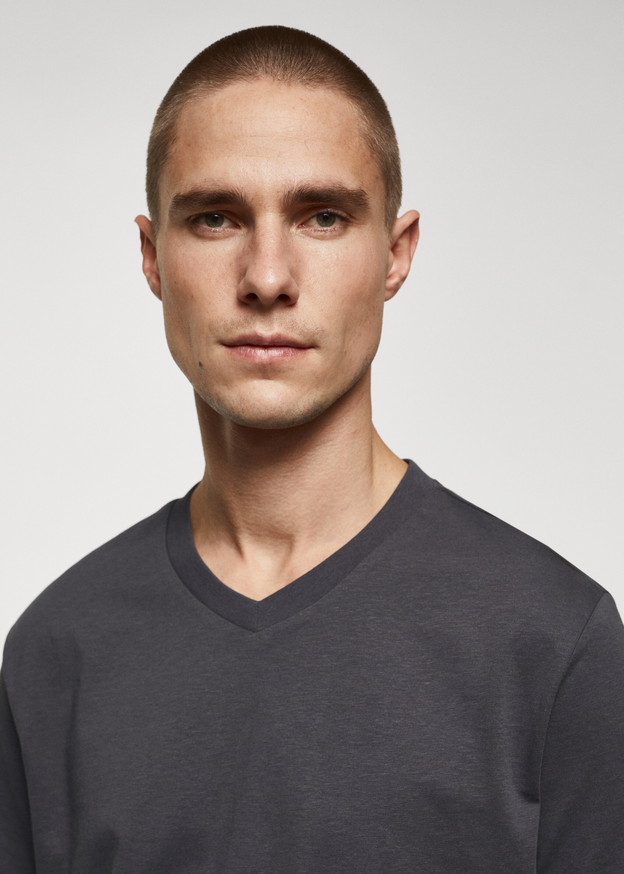 Basic cotton V-neck T-shirt - Details of the article 1, Dark Grey. Ref: 67090643-00.