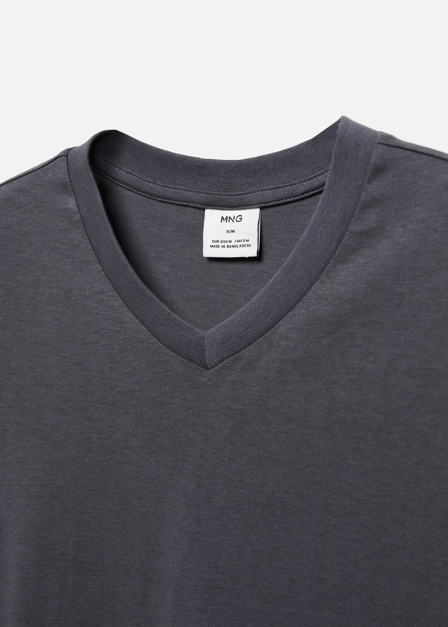 V-ringad t-shirt i bomull - Detaljer om artikeln 8