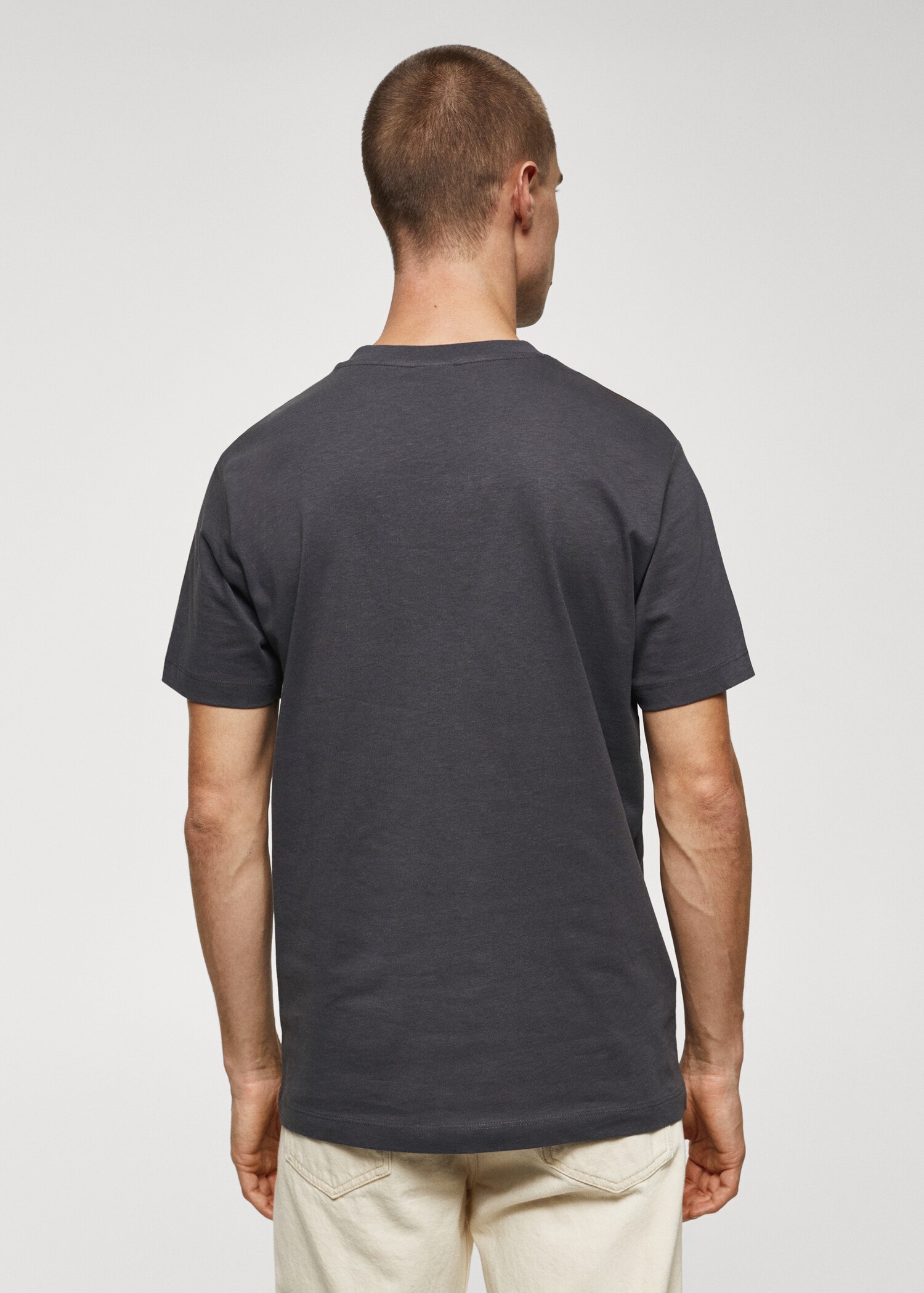 V-ringad t-shirt i bomull - Artikelns baksida