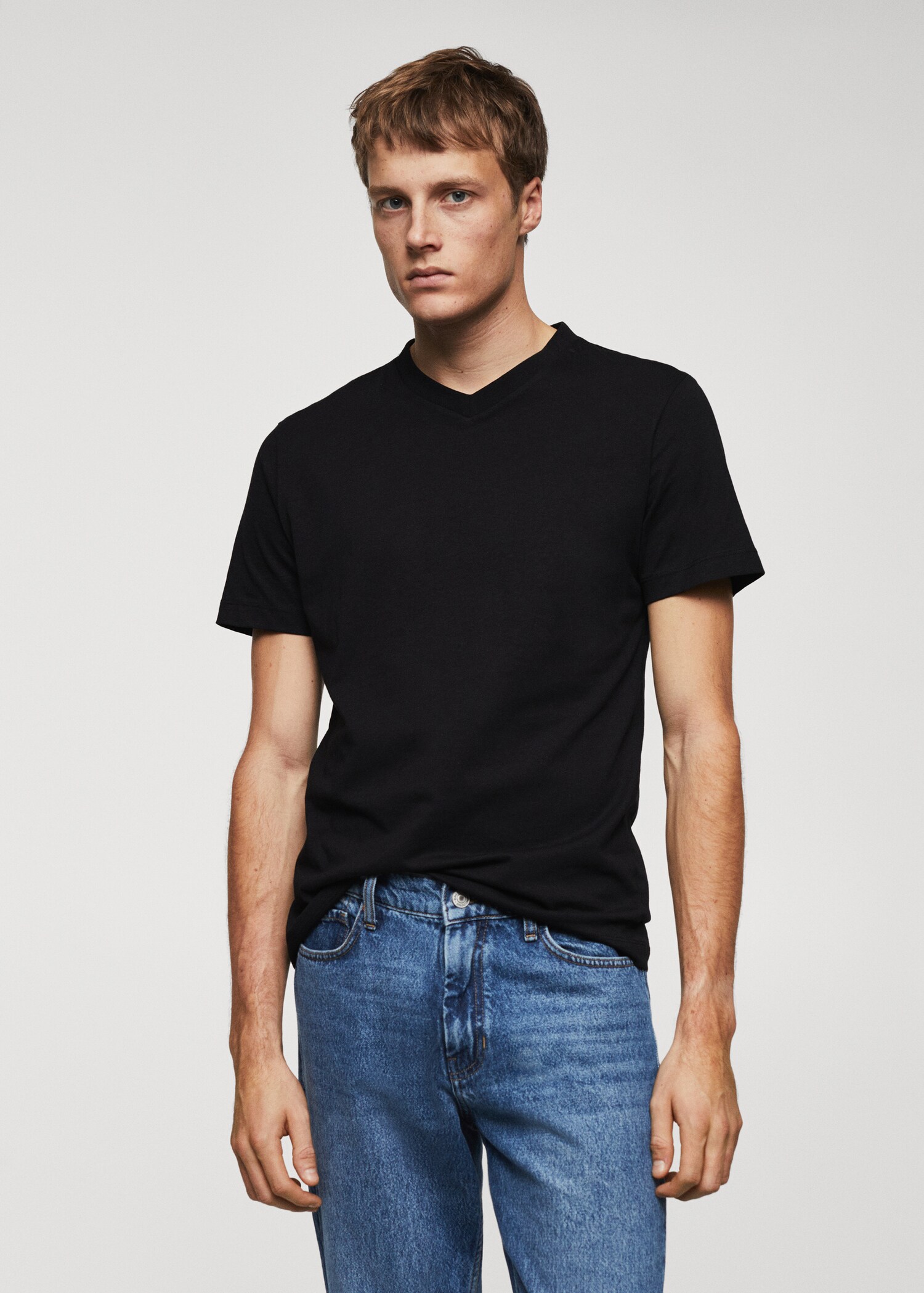 V-ringad t-shirt i bomull - Bild av mittparti