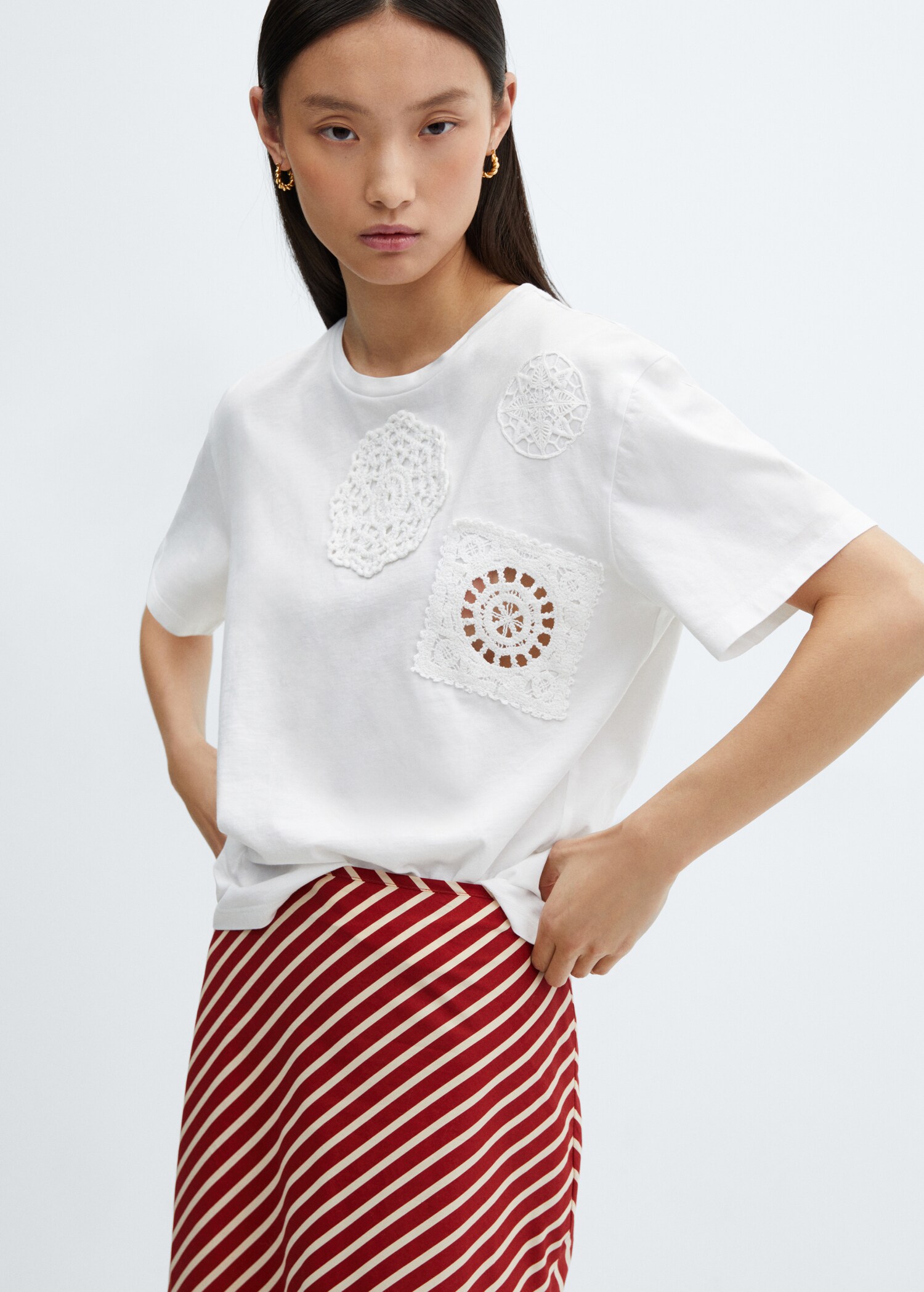 Baumwoll-Shirt mit Stickereien - Mittlere Ansicht