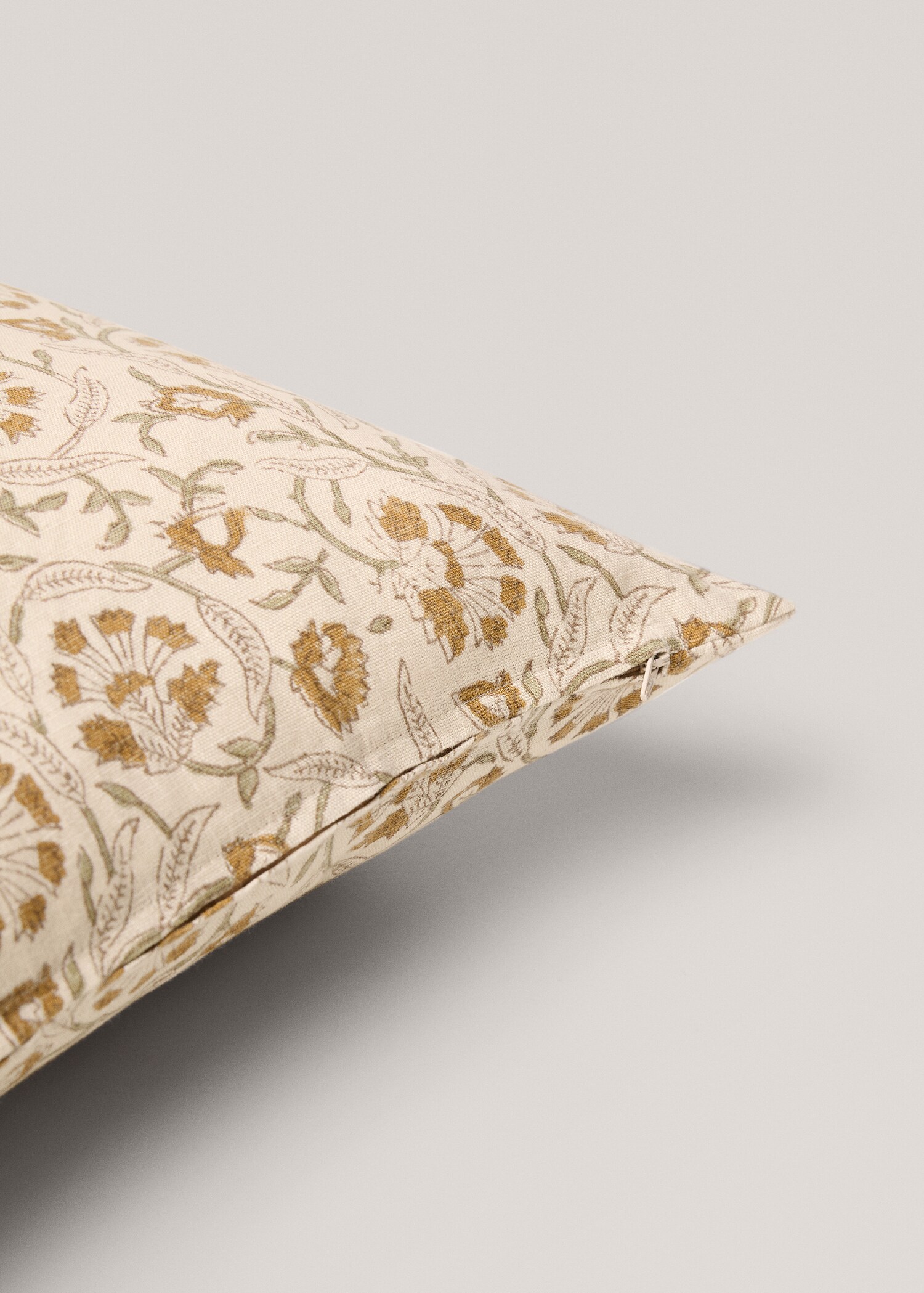 Flower embroidered cushion cover - Details of the article 1