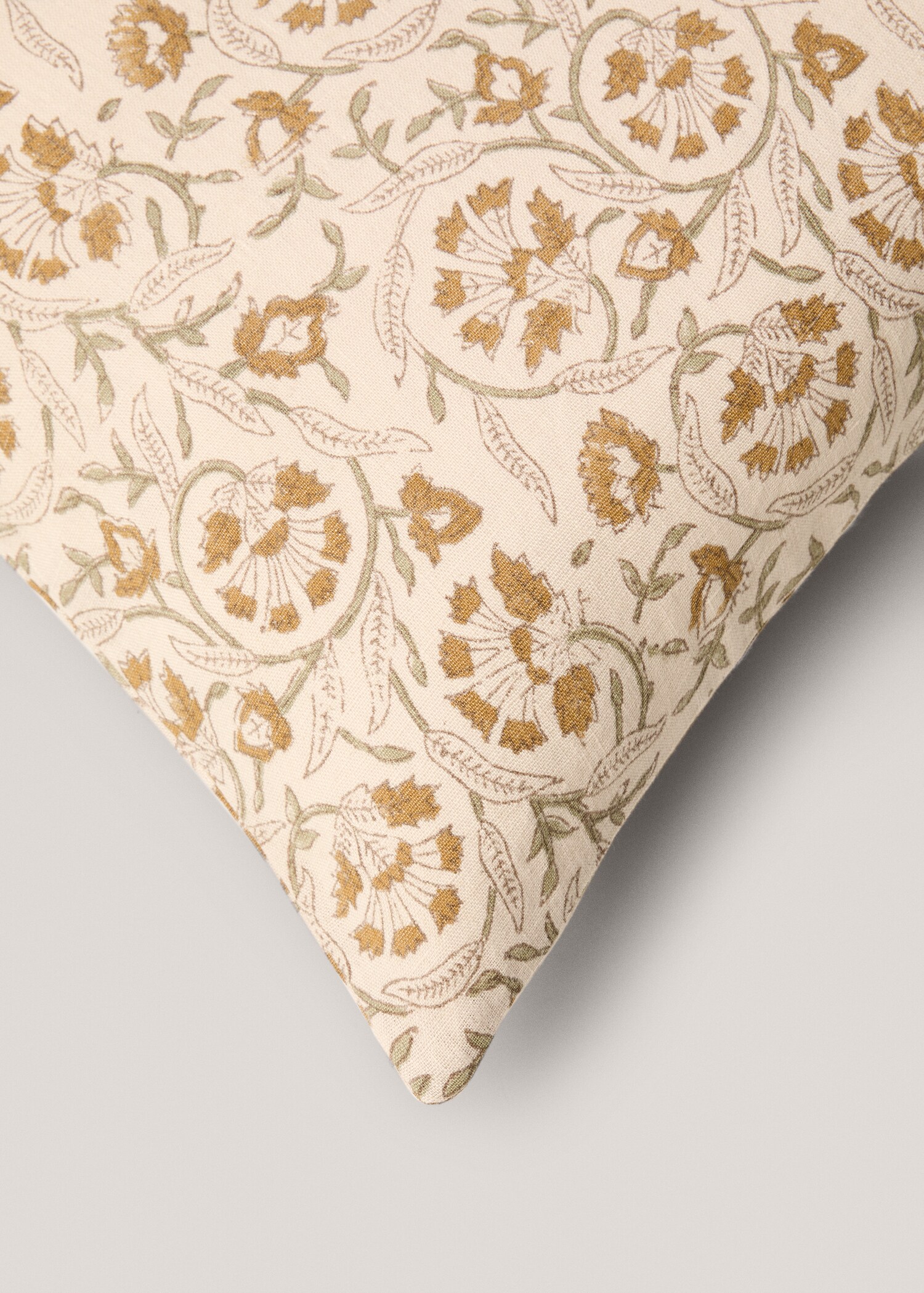 Flower embroidered cushion cover - Details of the article 2