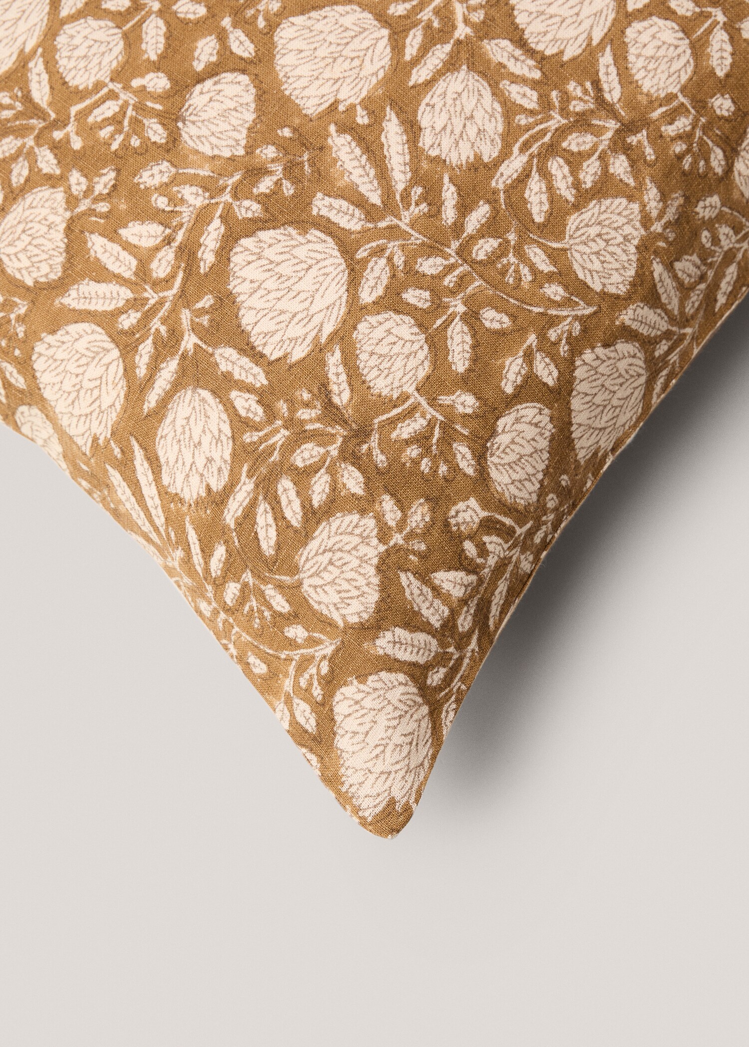 Flower embroidered cushion cover - Details of the article 2