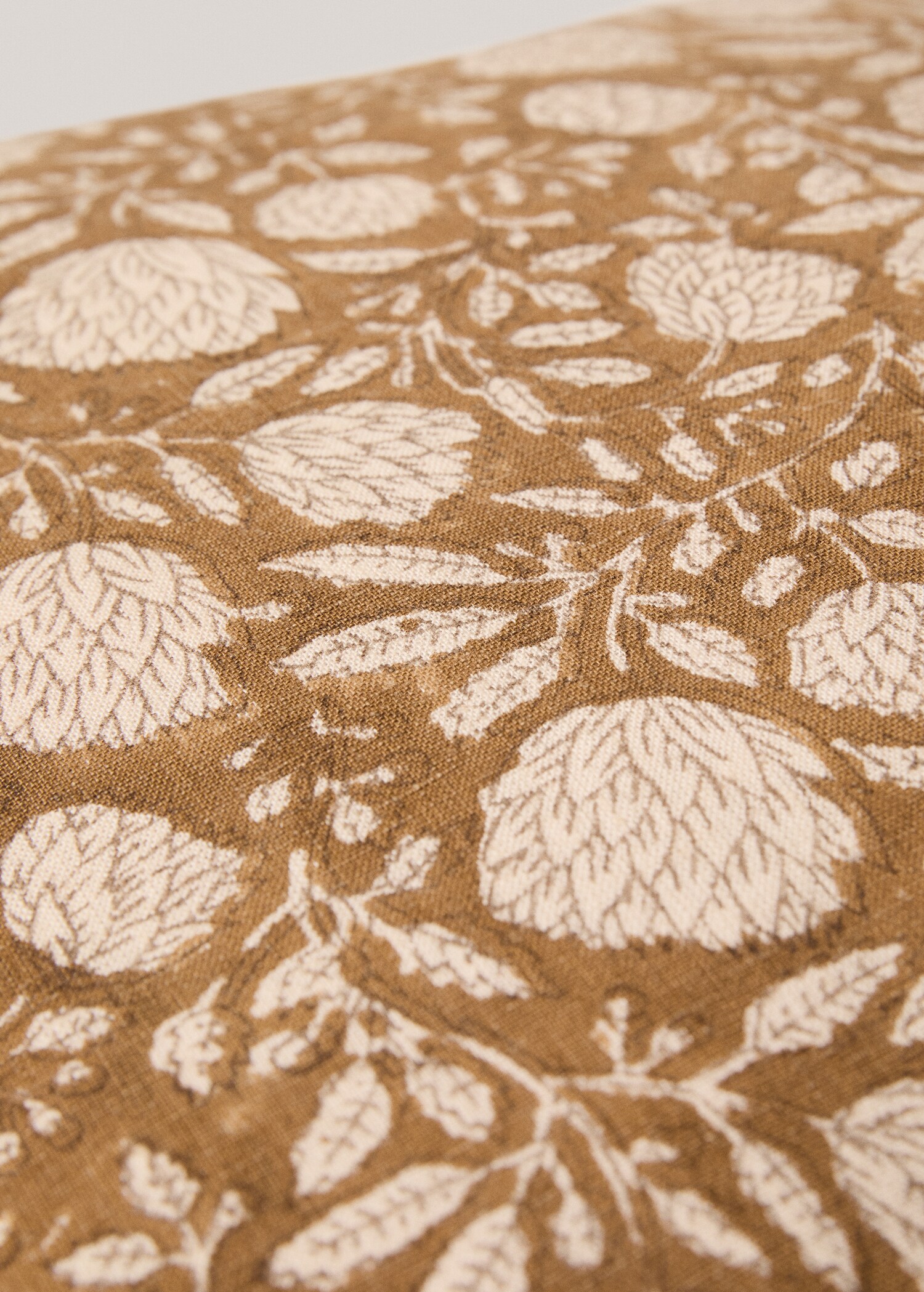Flower embroidered cushion cover - Details of the article 3