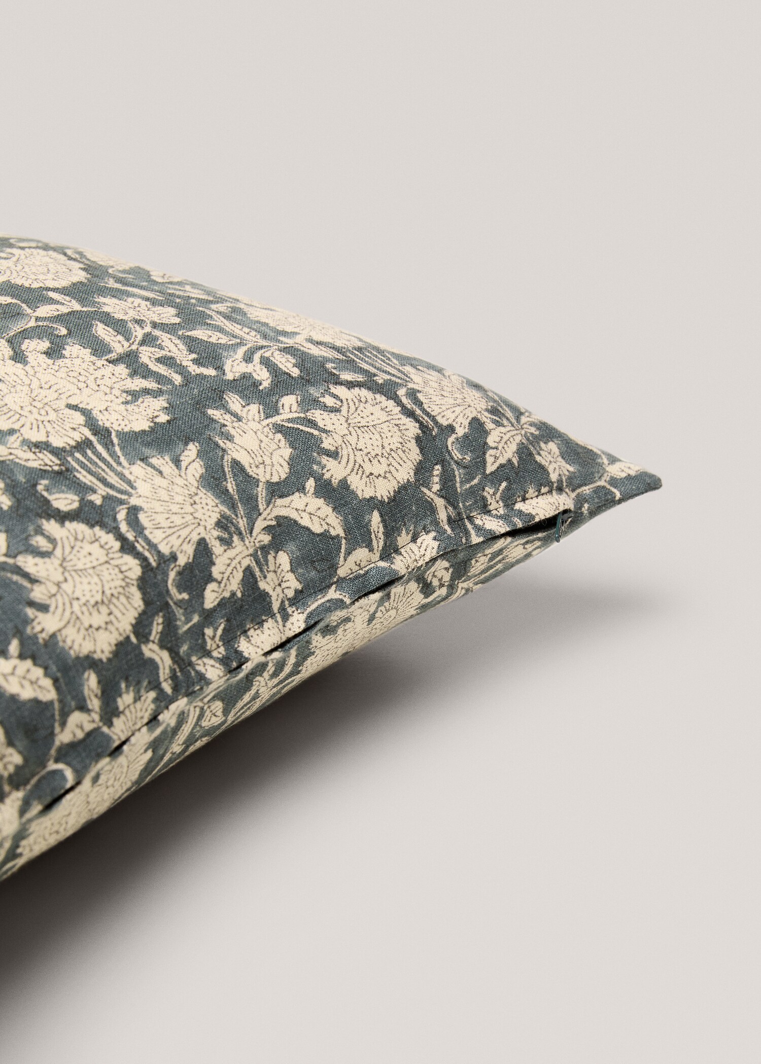 Flower embroidered cushion cover - Details of the article 1