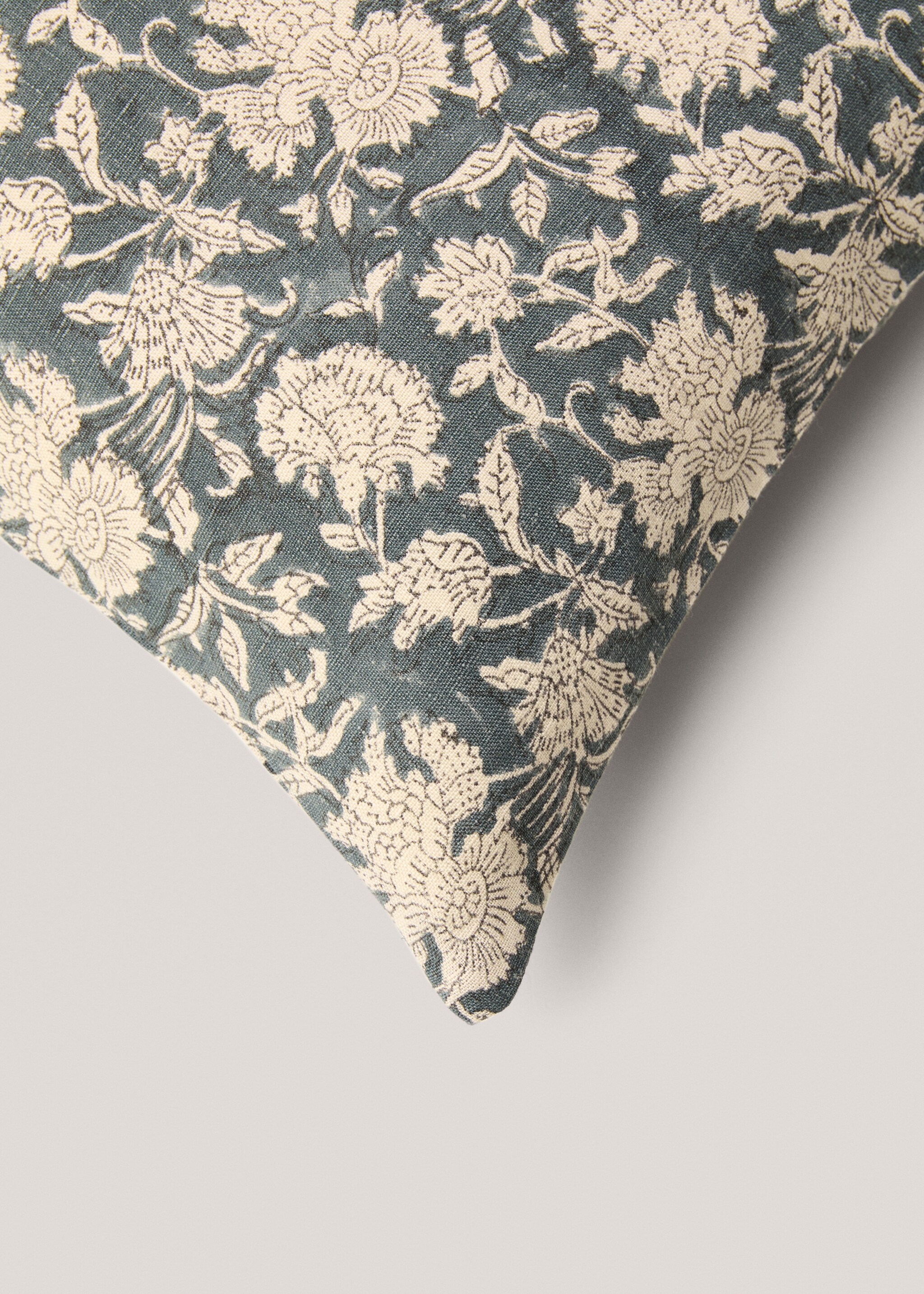 Flower embroidered cushion cover - Details of the article 2