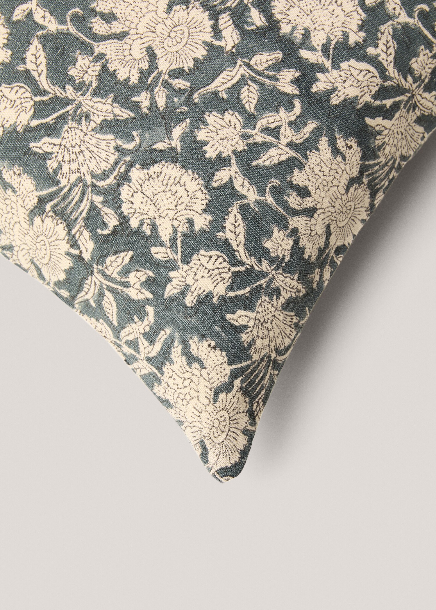 Flower embroidered cushion cover - Details of the article 2