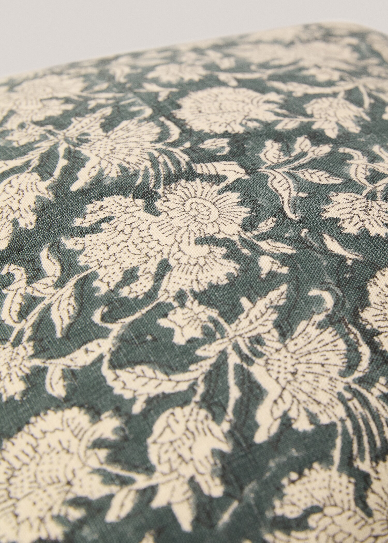 Flower embroidered cushion cover - Details of the article 3