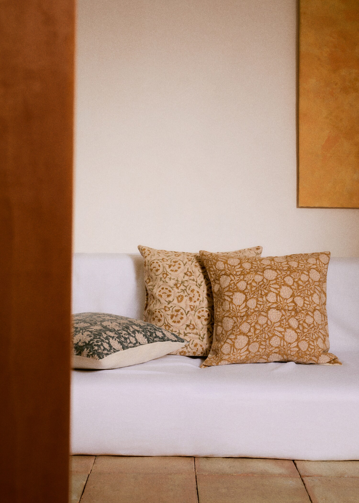 Flower embroidered cushion cover - Details of the article 6