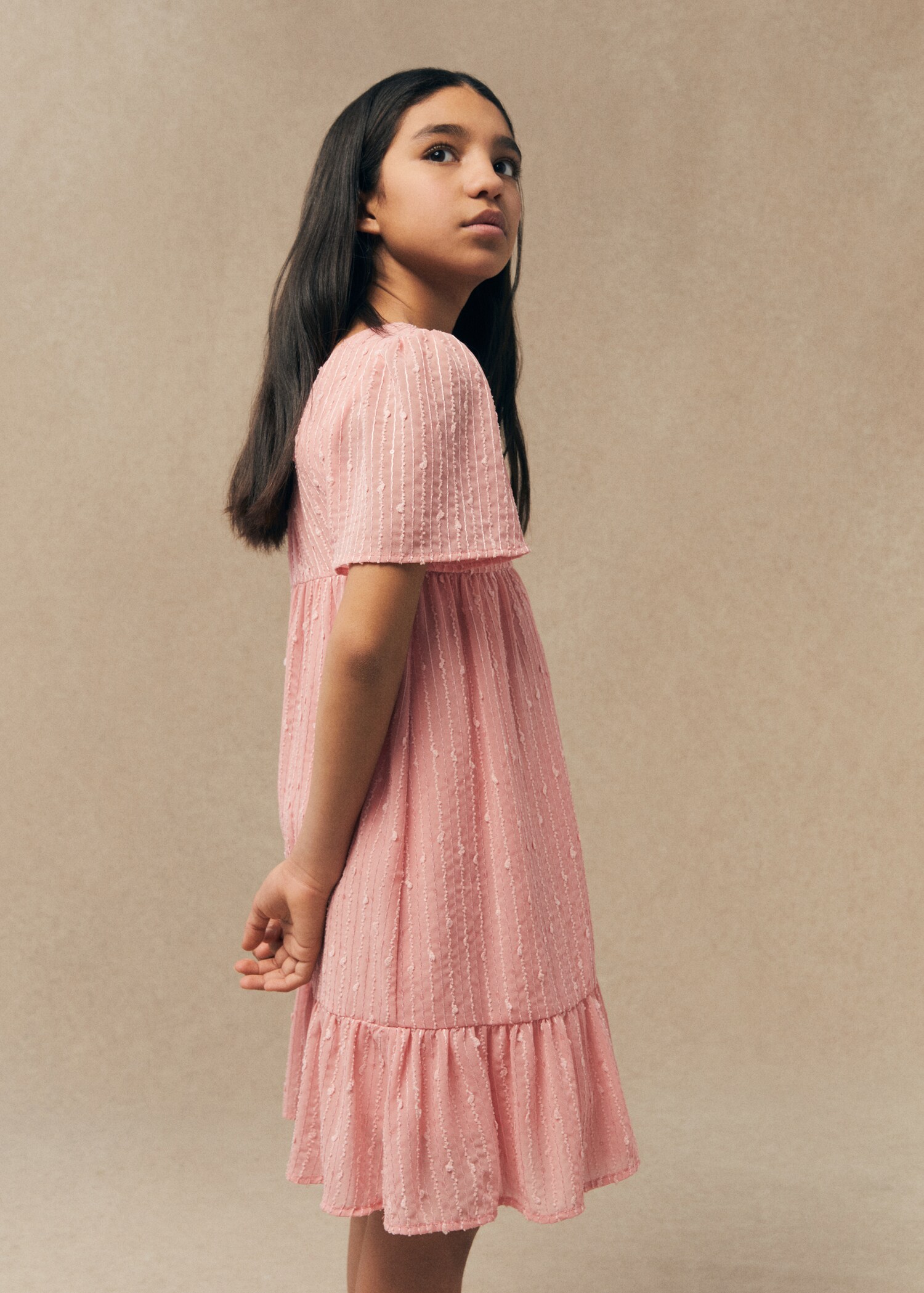 Besticktes Kleid mit Volants - Mittlere Ansicht
