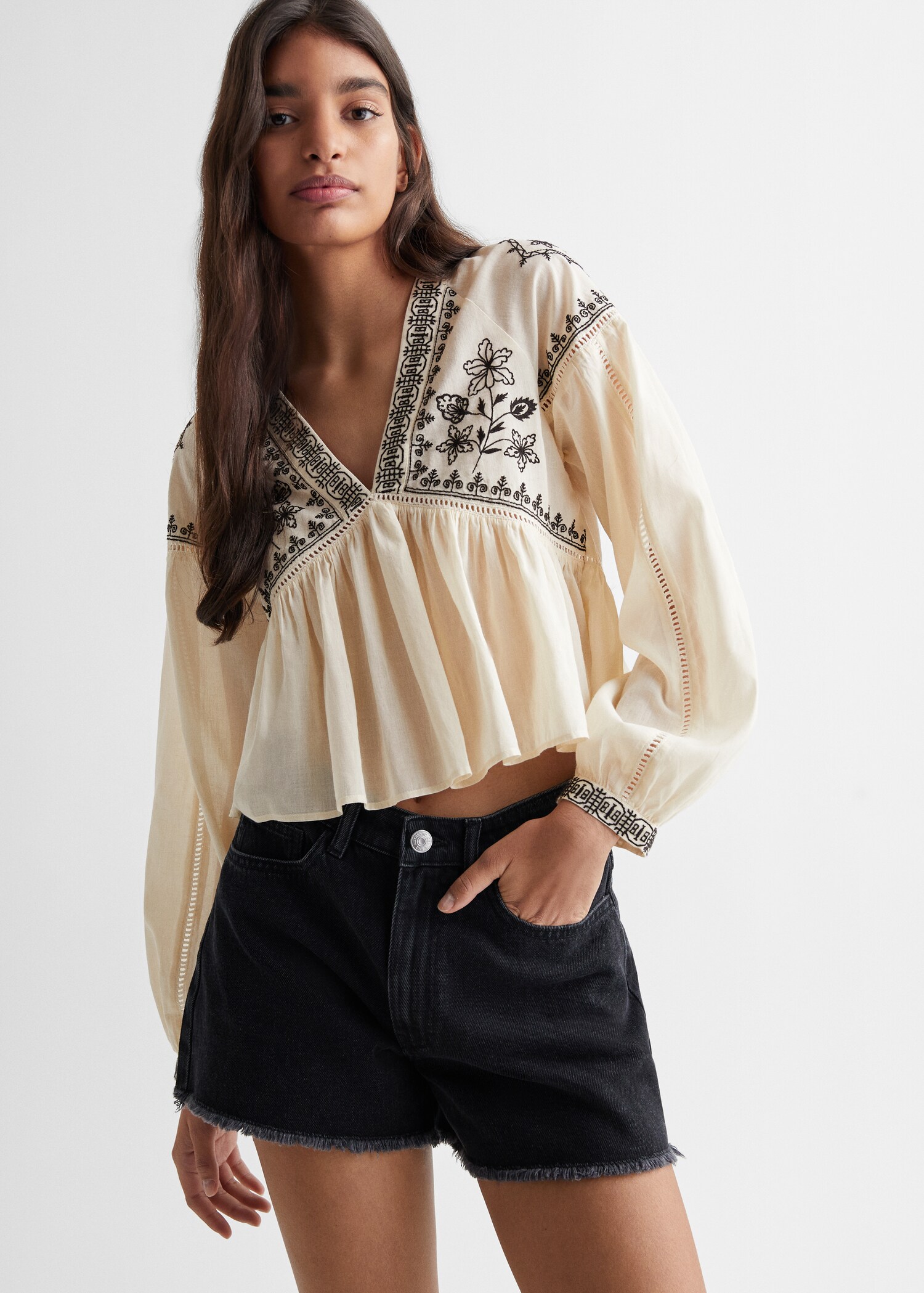 Blusa bordados florales - Plano medio