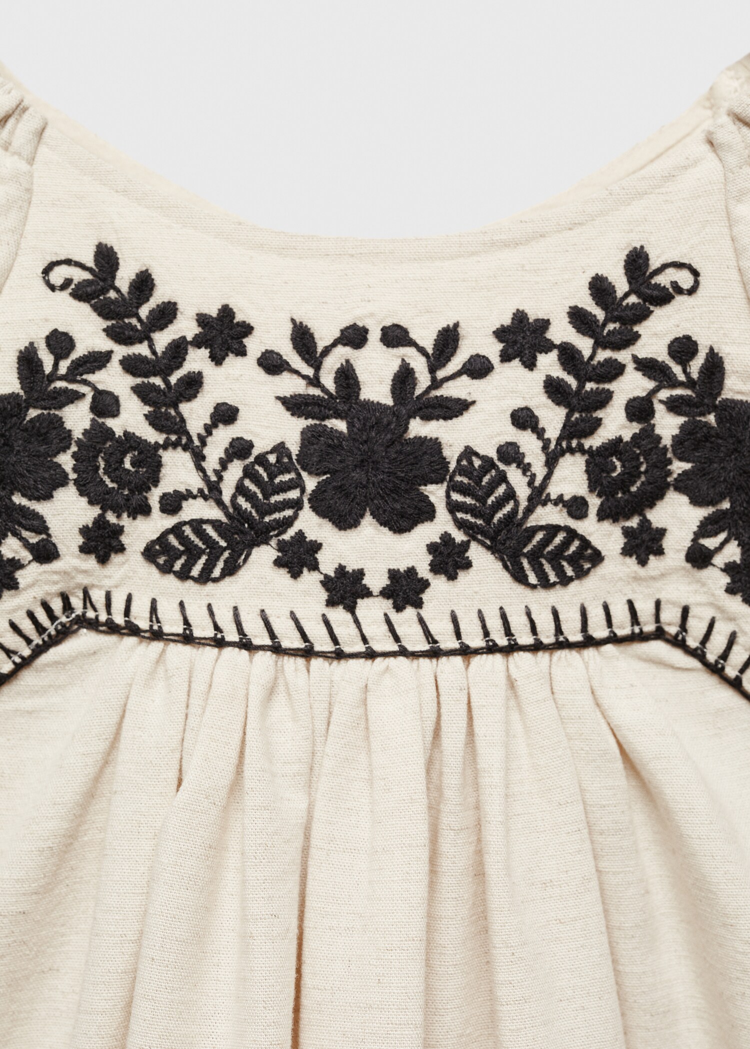 Blommigt broderi klänning - Detaljer om artikeln 8
