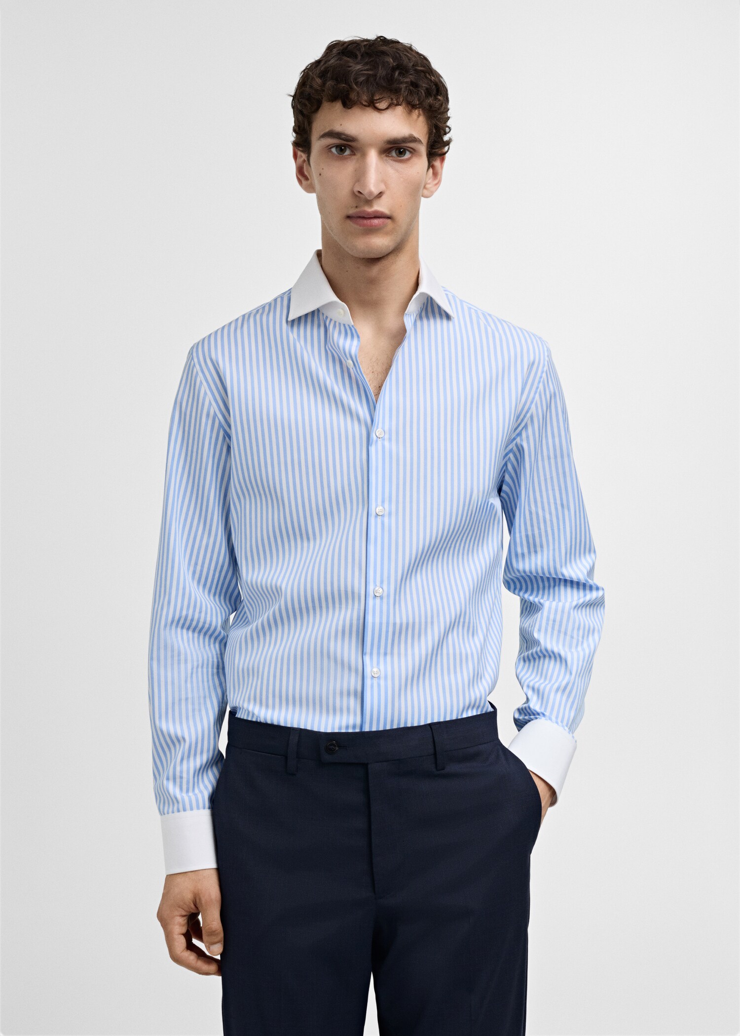 Gestreiftes Slim-Fit-Anzughemd - Mittlere Ansicht