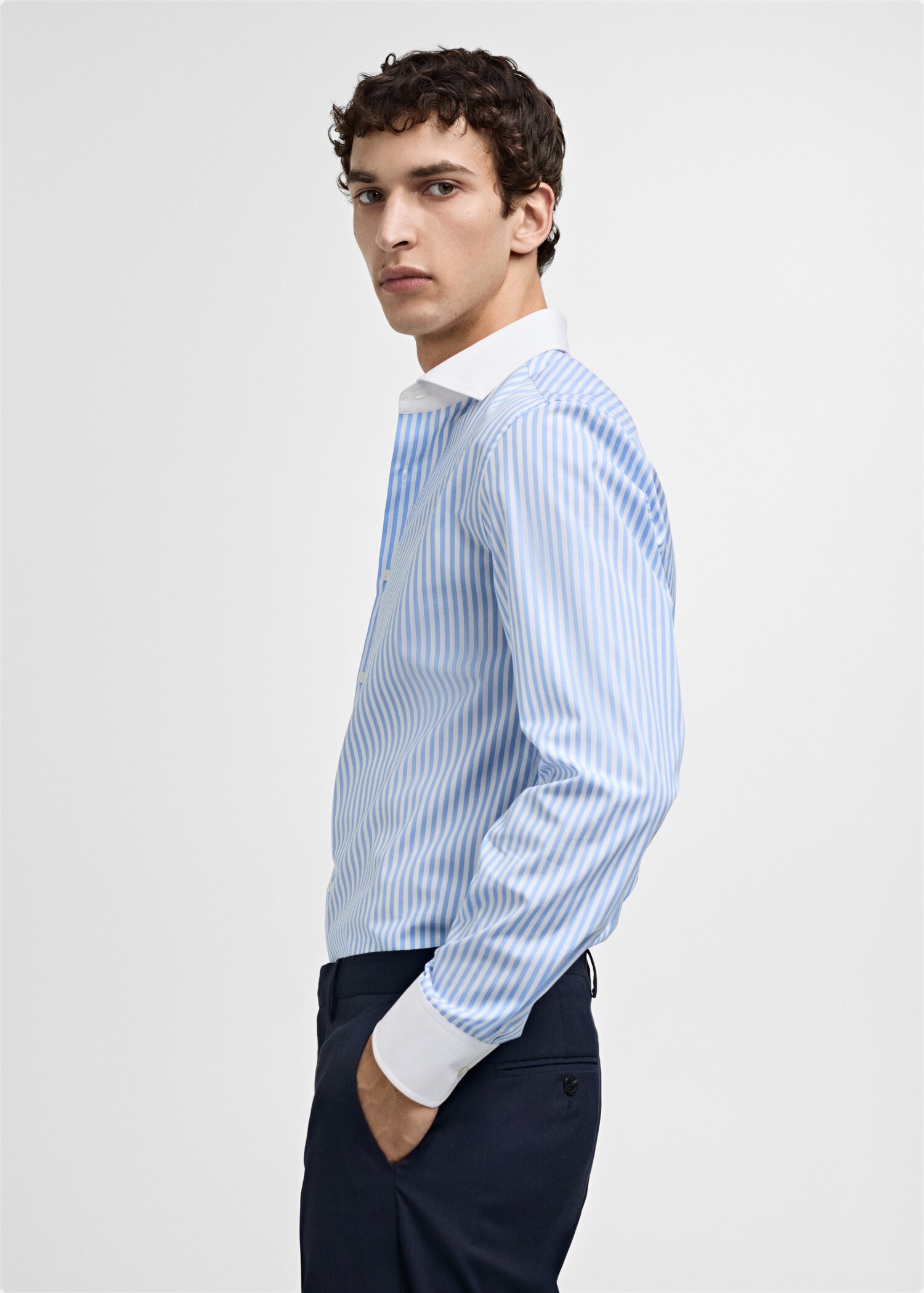 Gestreiftes Slim-Fit-Anzughemd - Detail des Artikels 2
