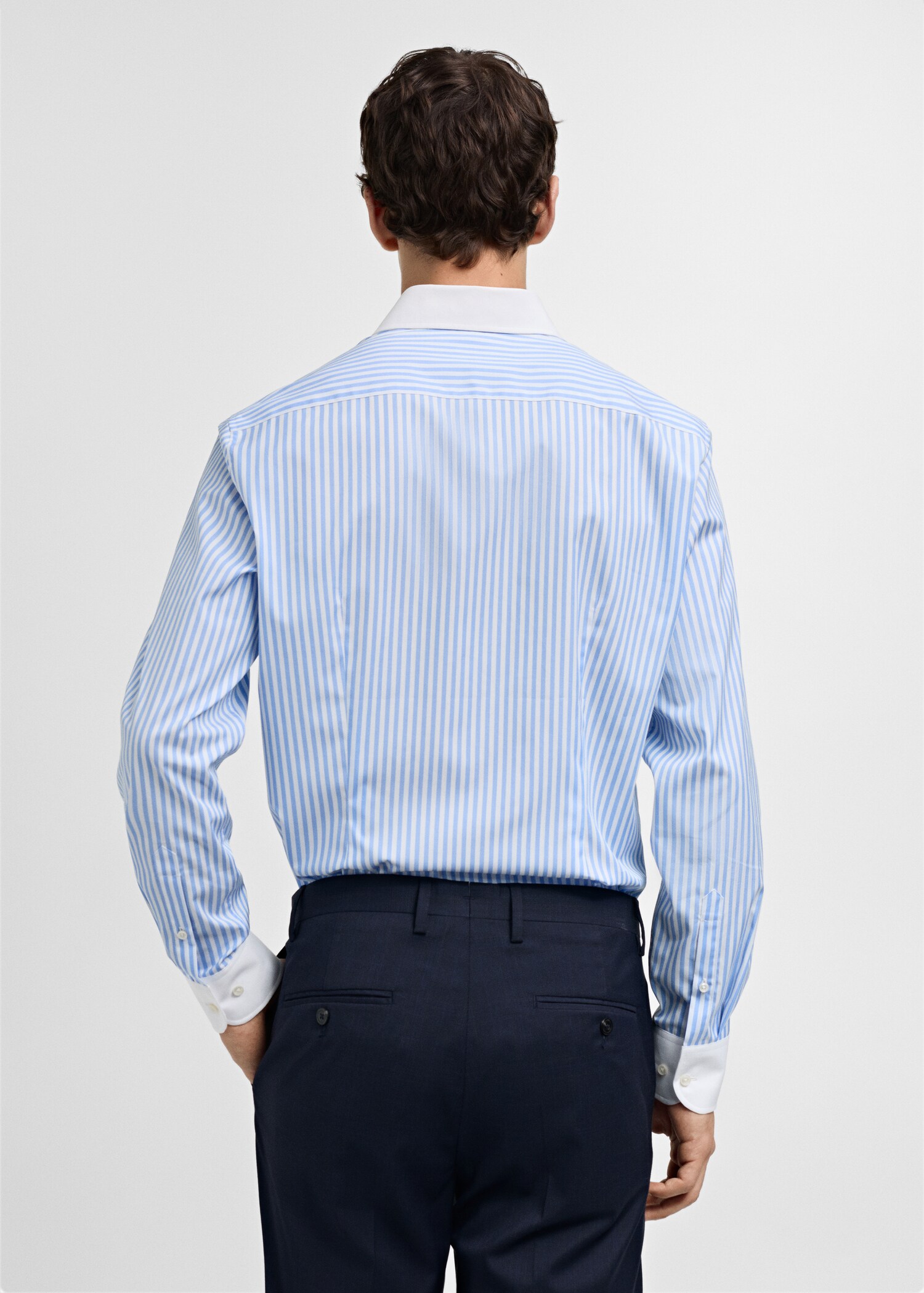 Gestreiftes Slim-Fit-Anzughemd - Rückseite des Artikels
