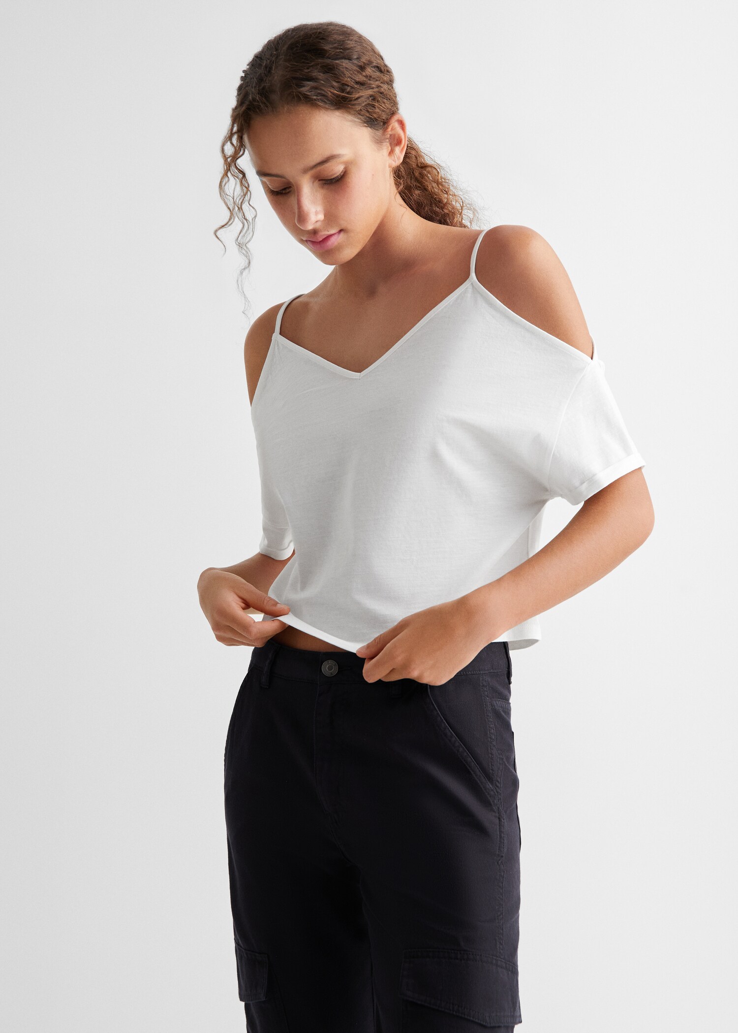 Camiseta hombros descubiertos - Plano medio