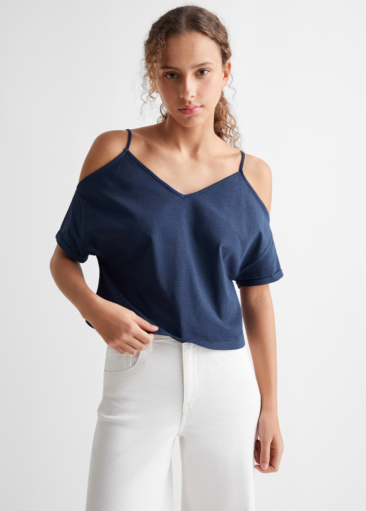 Camiseta hombros descubiertos - Plano medio
