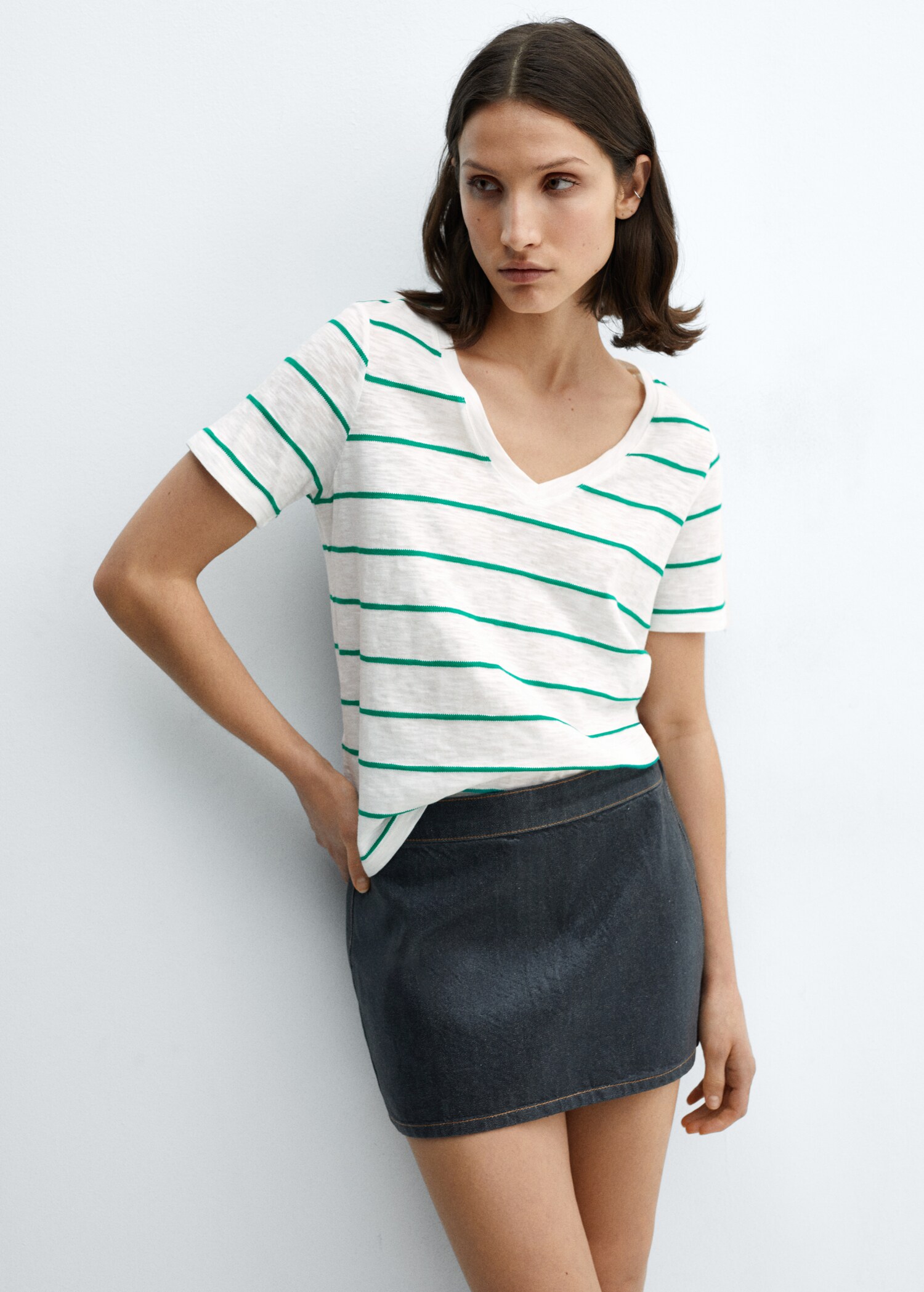 V-neck striped T-shirt - Medium plane