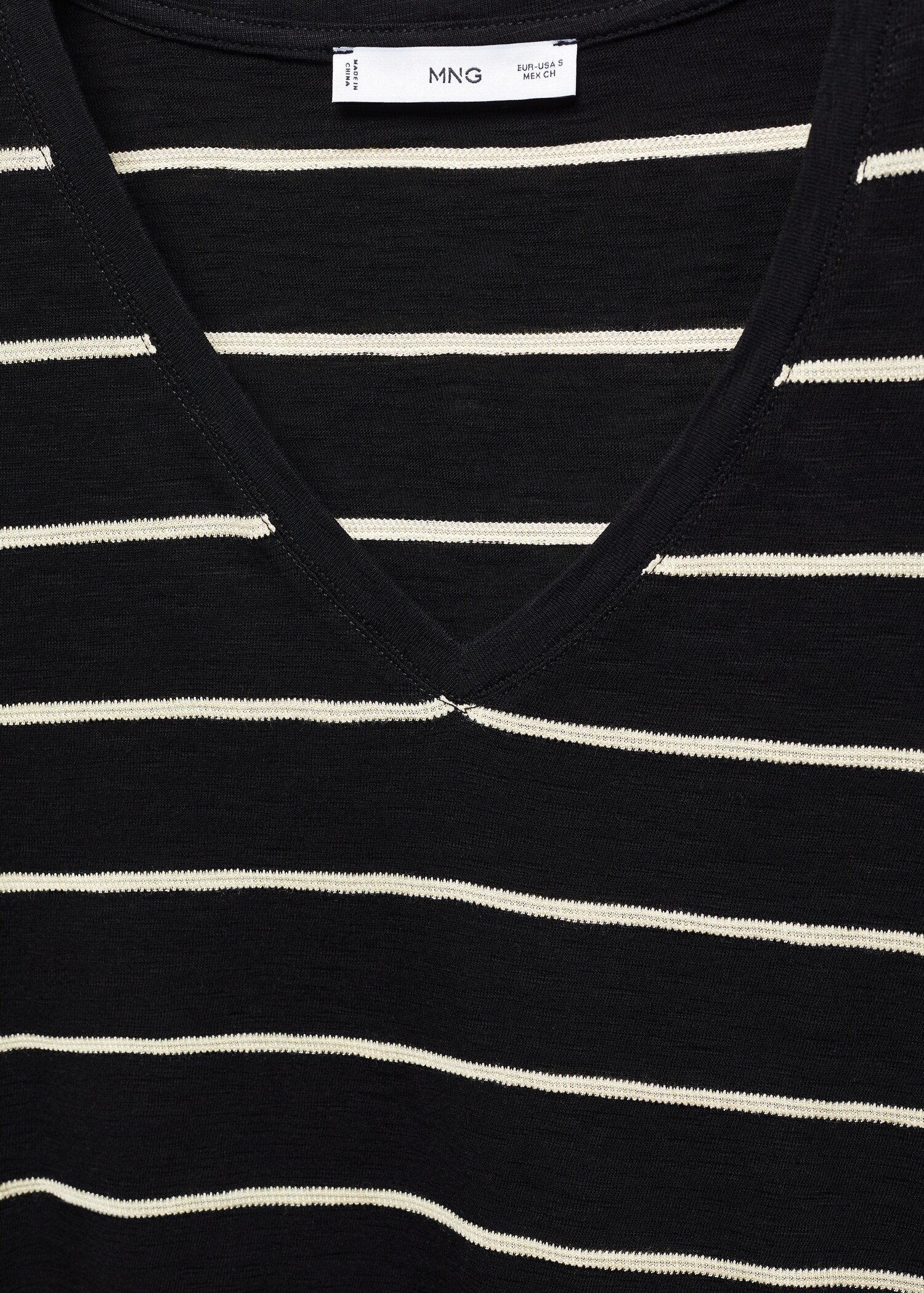 V-neck striped T-shirt - Details of the article 8