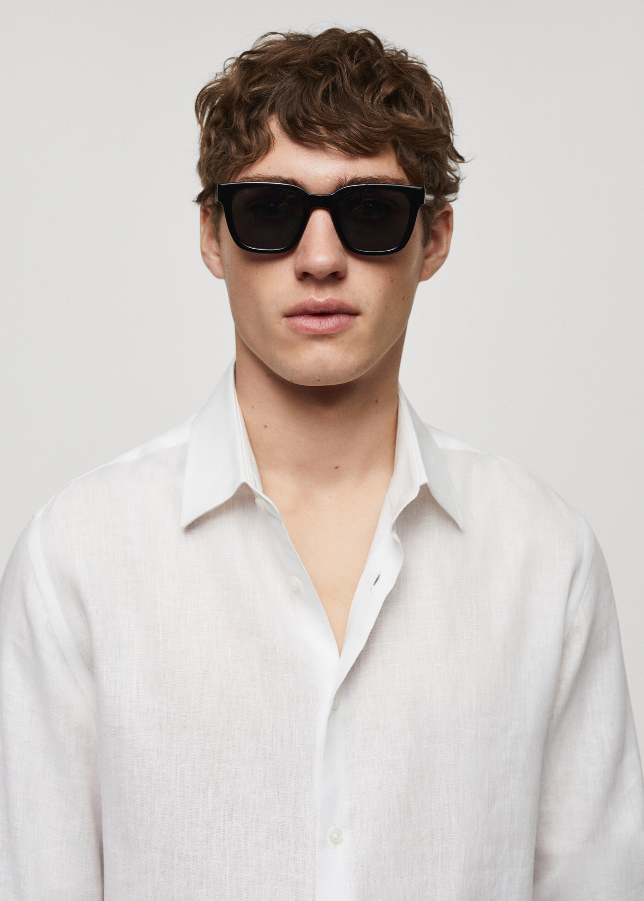 Regular-fit 100% linen shirt - Details of the article 1, White. Ref: 67096311-00.