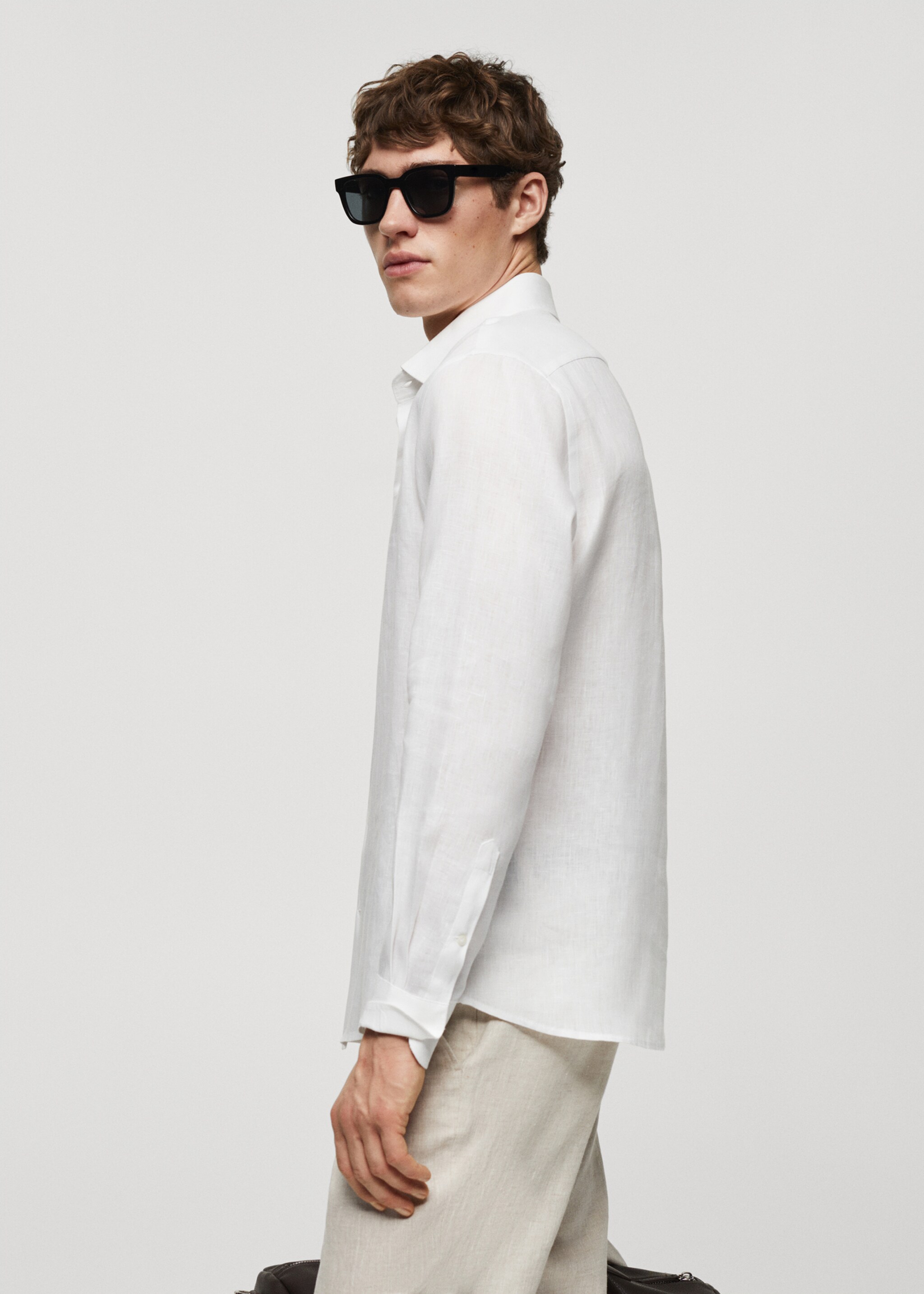 Regular-fit 100% linen shirt - Details of the article 2, White. Ref: 67096311-00.