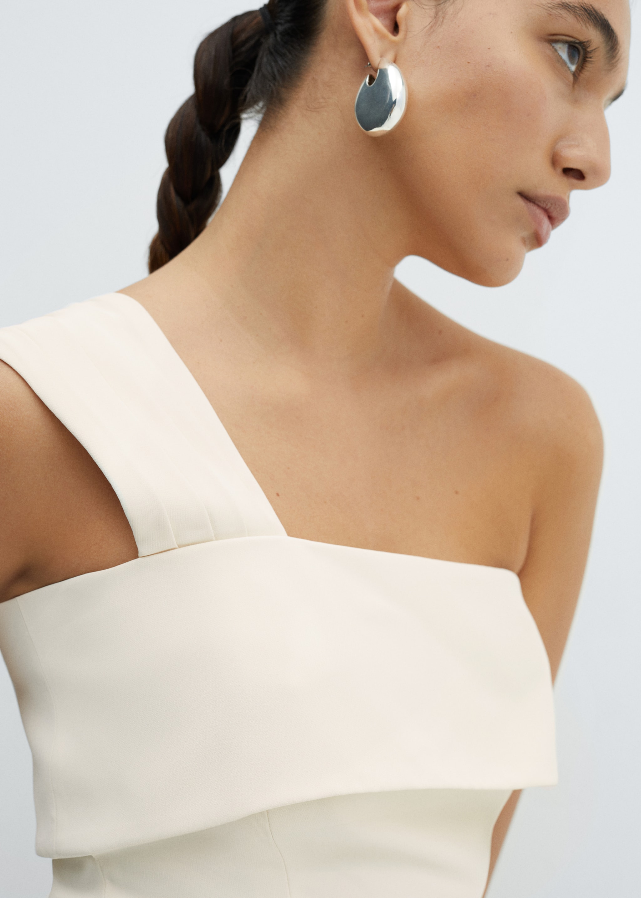 Asymmetrischer Overall mit Volant-Detail - Detail des Artikels 1