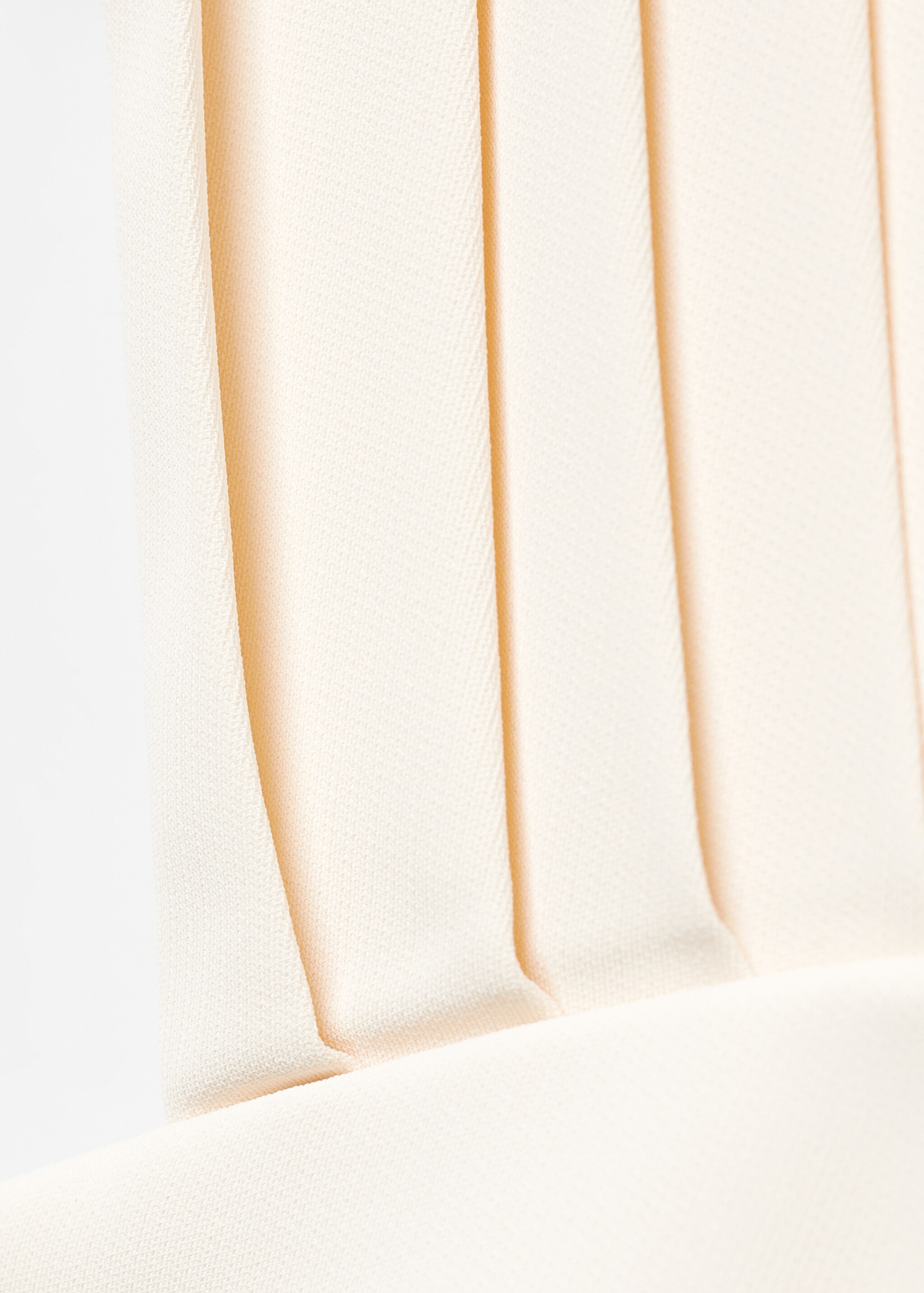 Asymmetrischer Overall mit Volant-Detail - Detail des Artikels 8