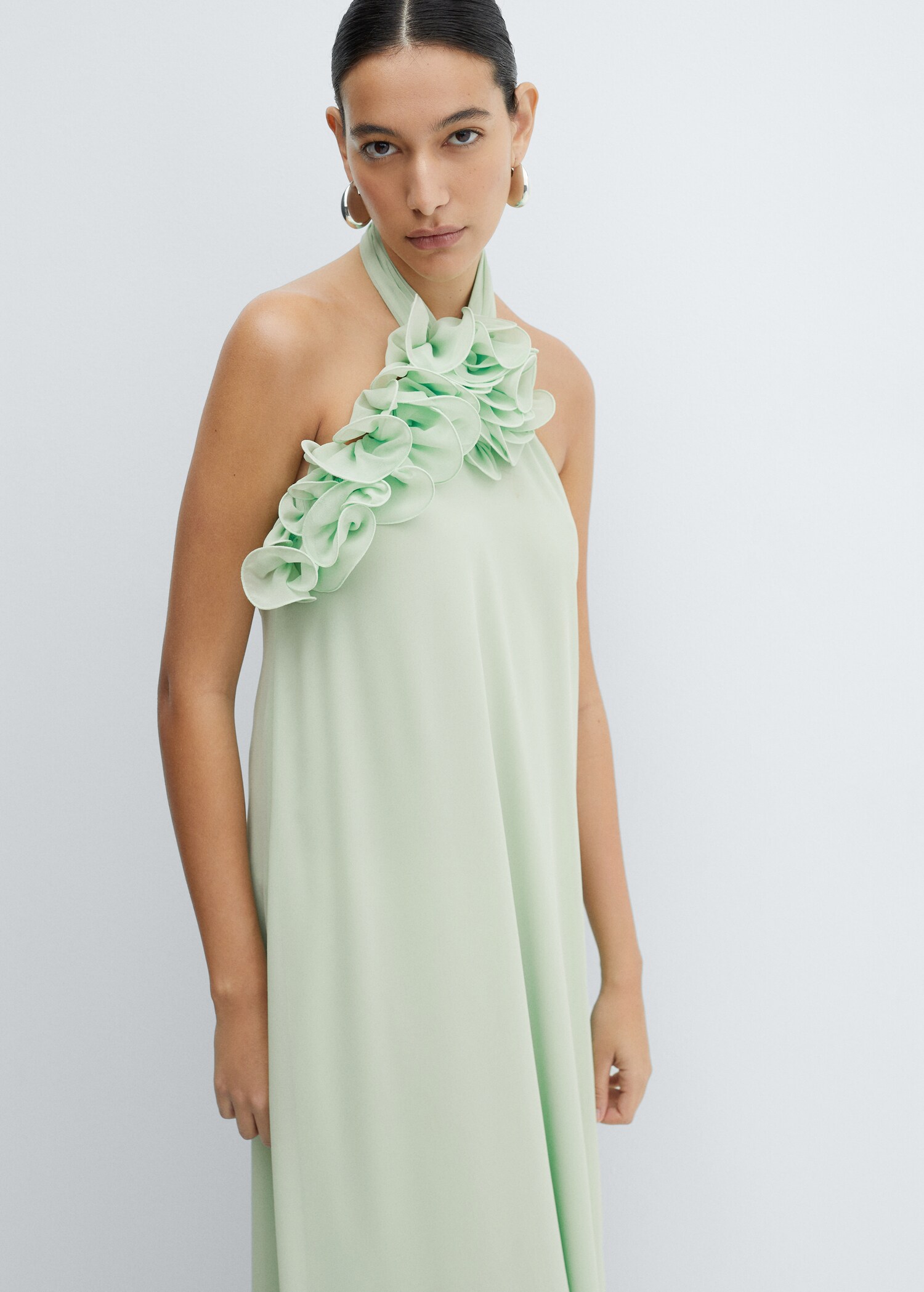 Vestido halter espalda abierta - Plano medio