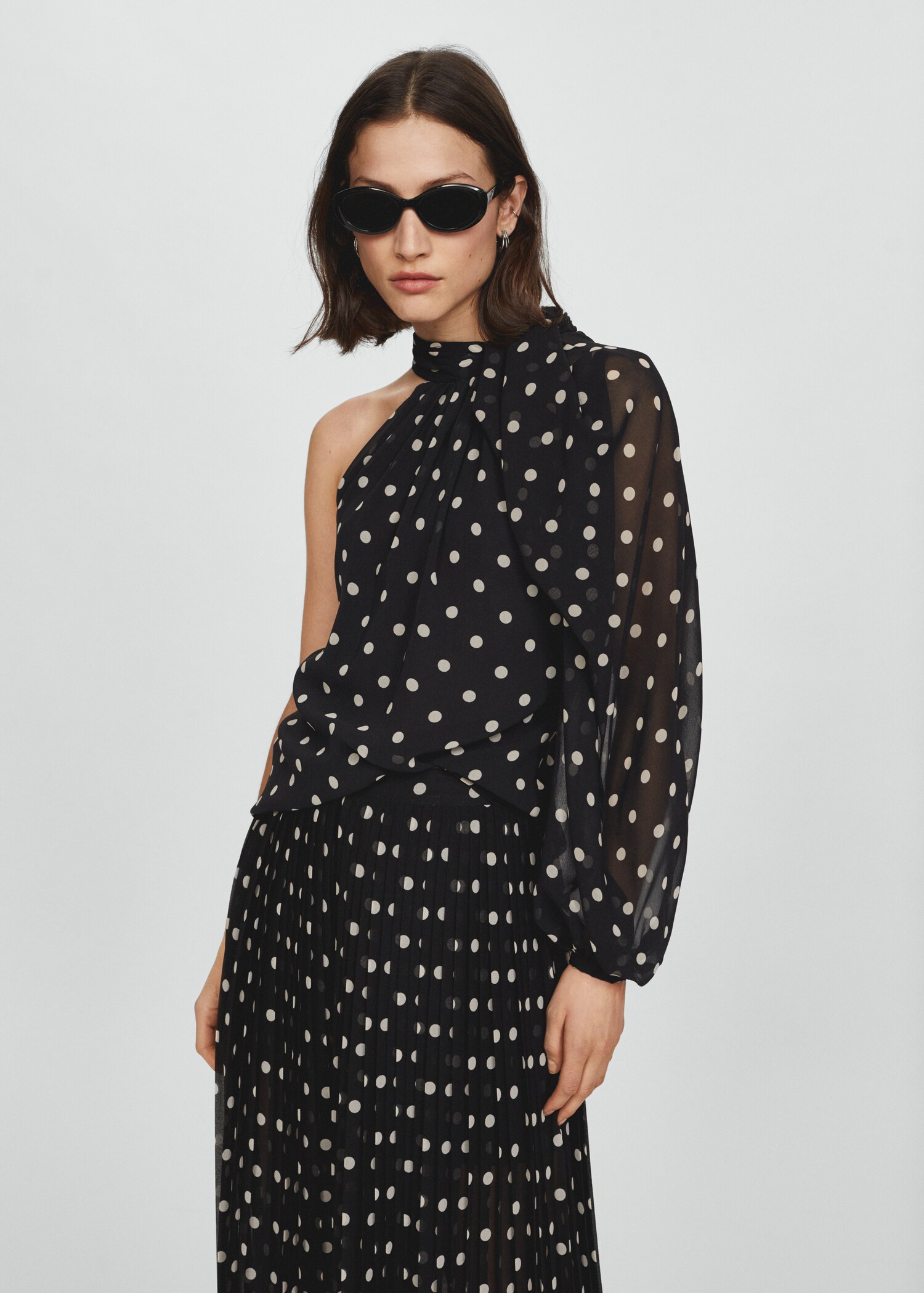 Blouse asymétrique pois - Plan moyen
