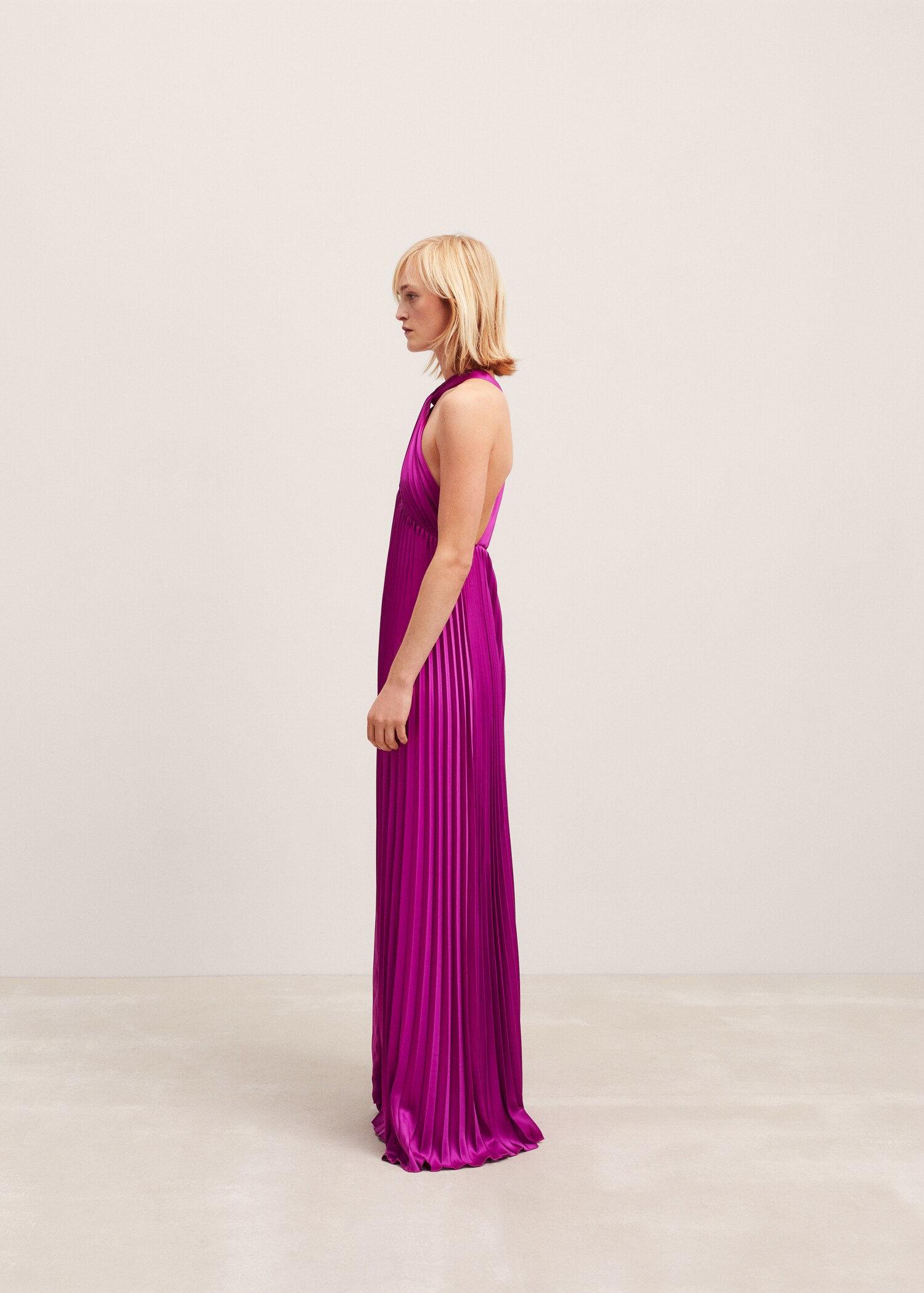Halter-neck pleated dress - Details of the article 2