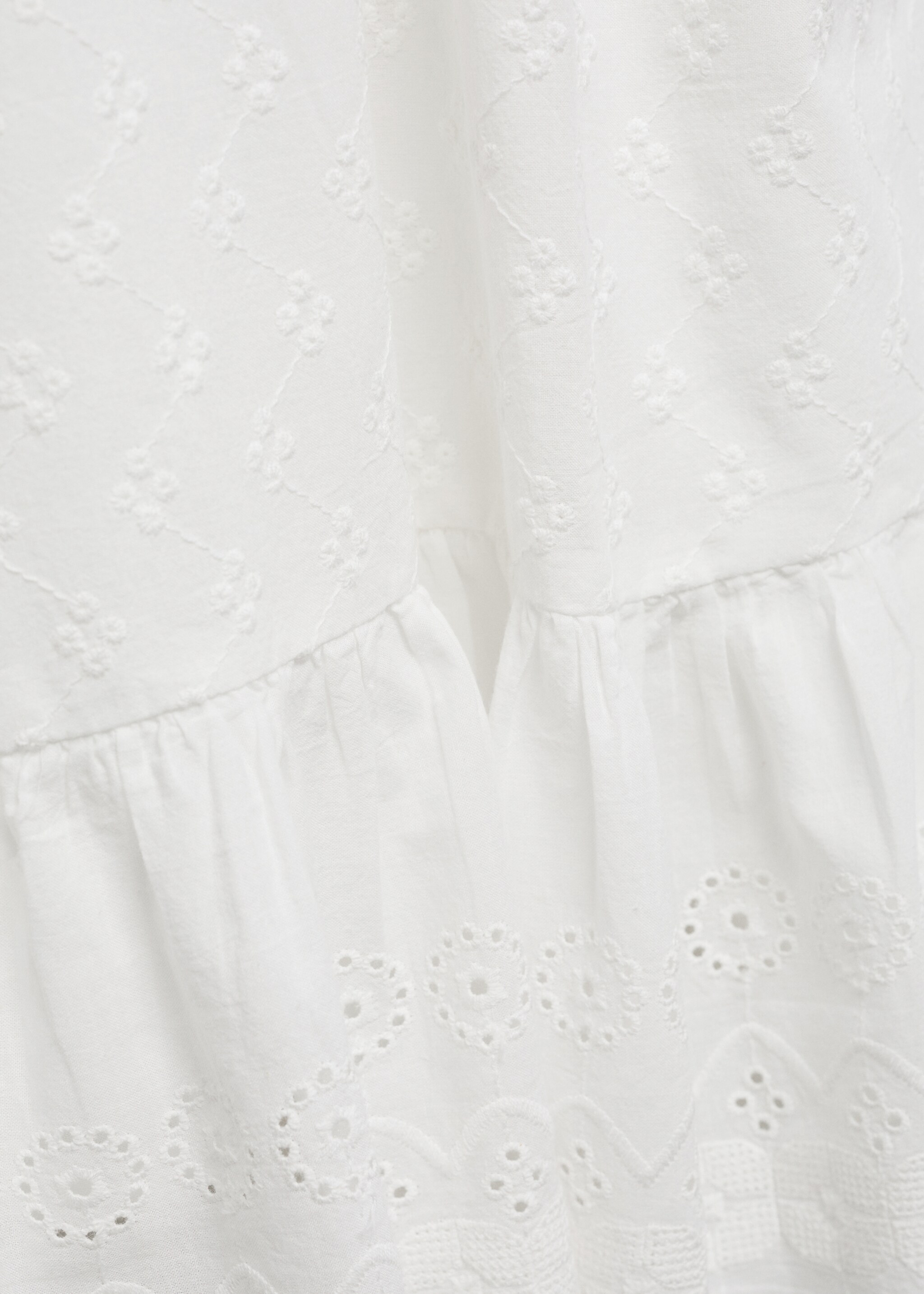 Kleid mit Lochstickerei - Detail des Artikels 8